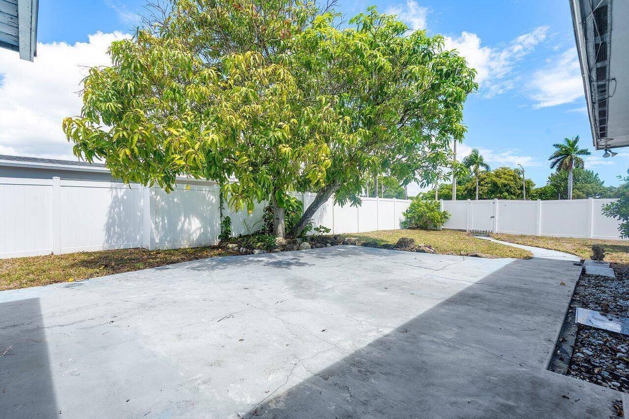 1209 N Australian Avenue