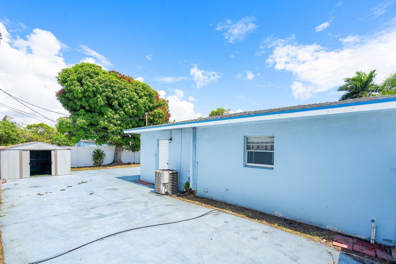 1209 N Australian Avenue