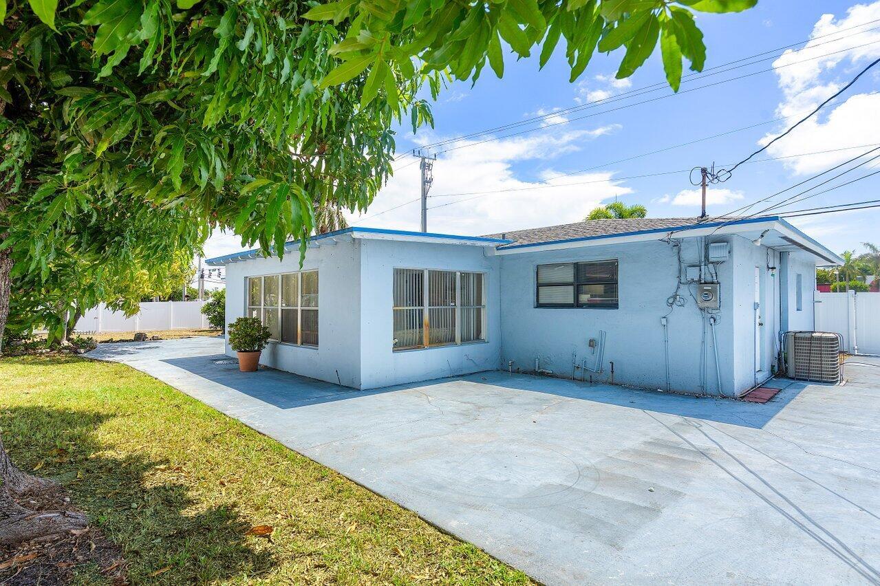 1209 N Australian Avenue