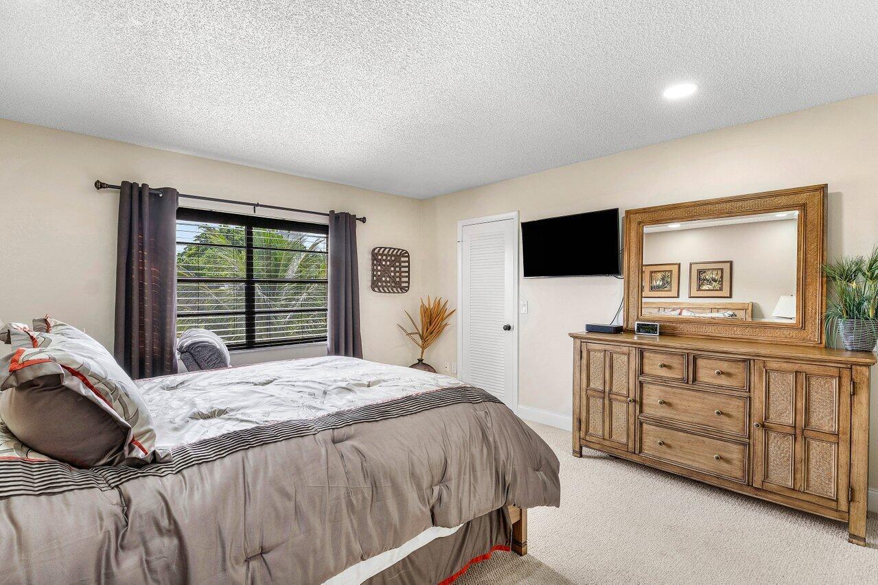 9283 Vista Del Lago L