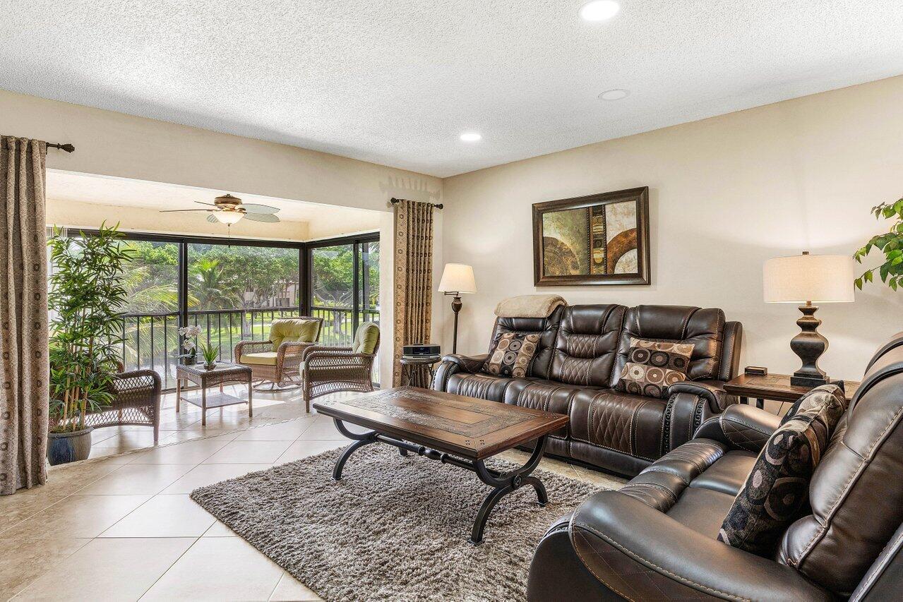 9283 Vista Del Lago L