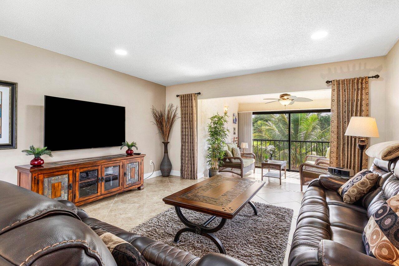 9283 Vista Del Lago L