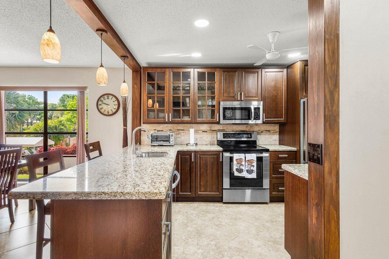 9283 Vista Del Lago L