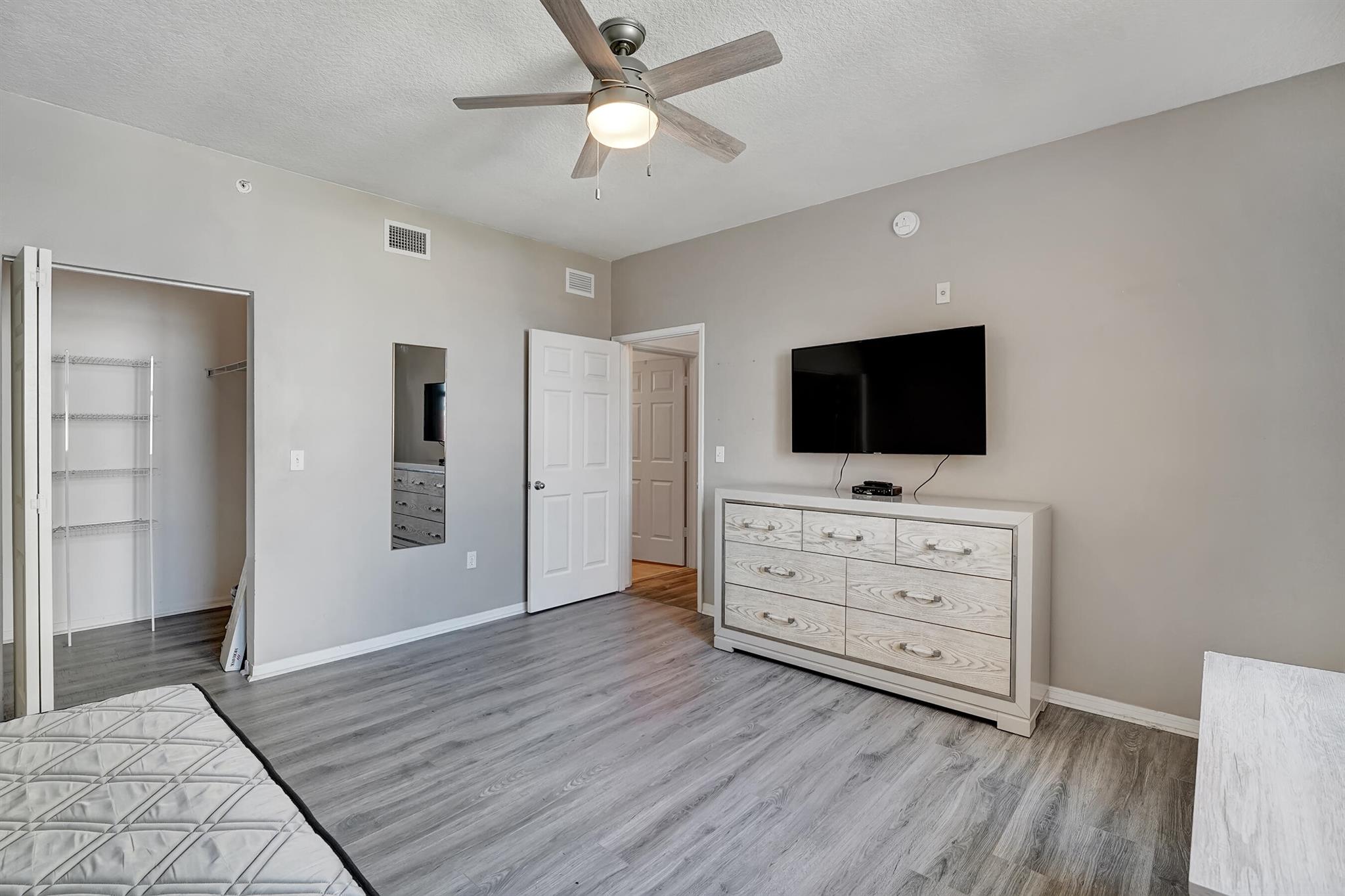 804 E Windward Way 606