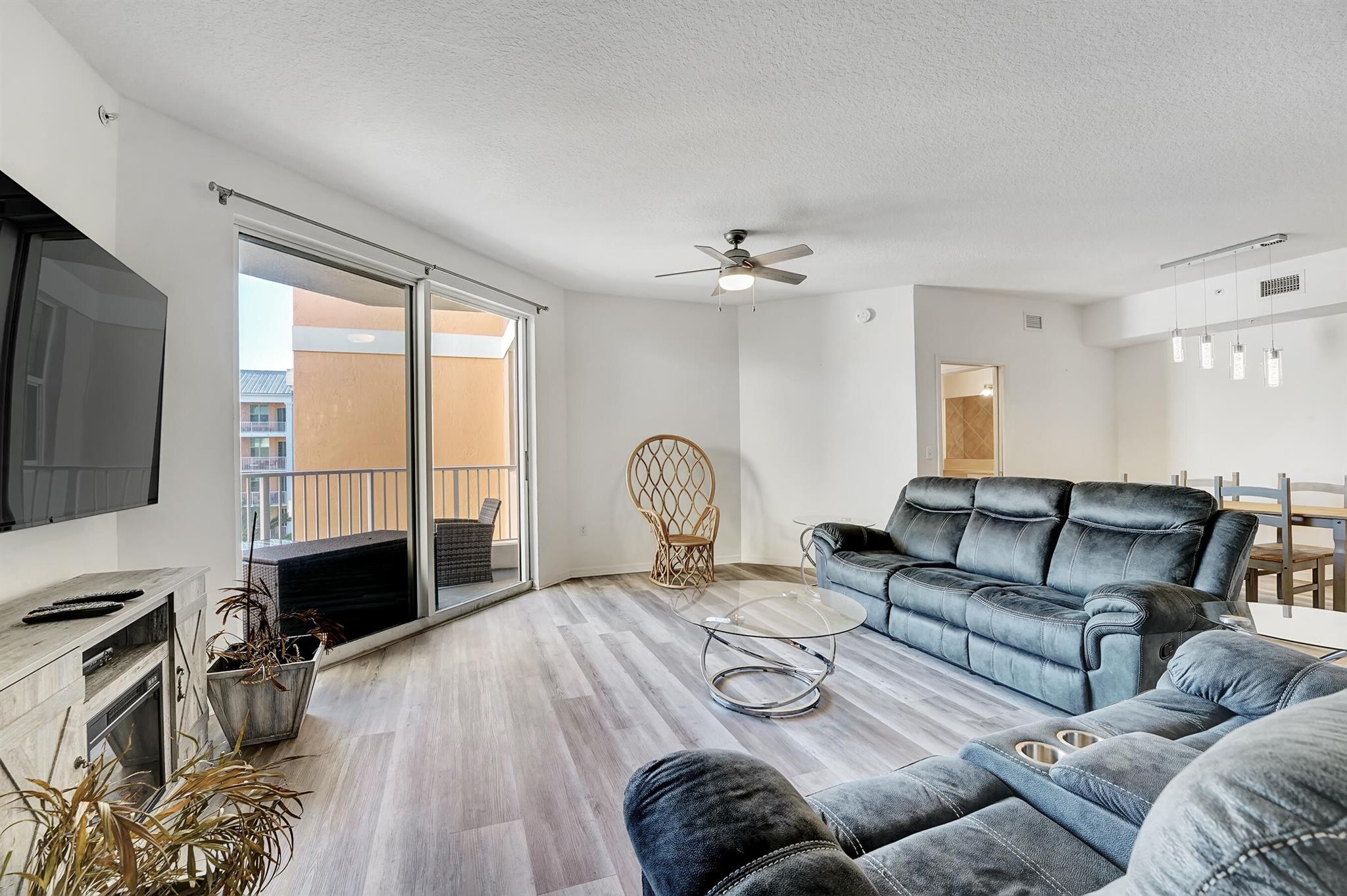 804 E Windward Way 606