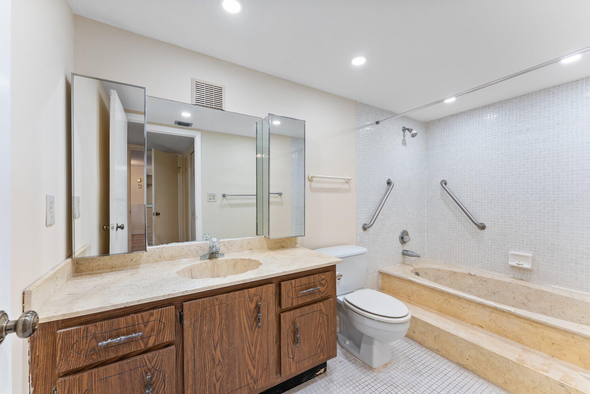 16401 Golf Club Road 211