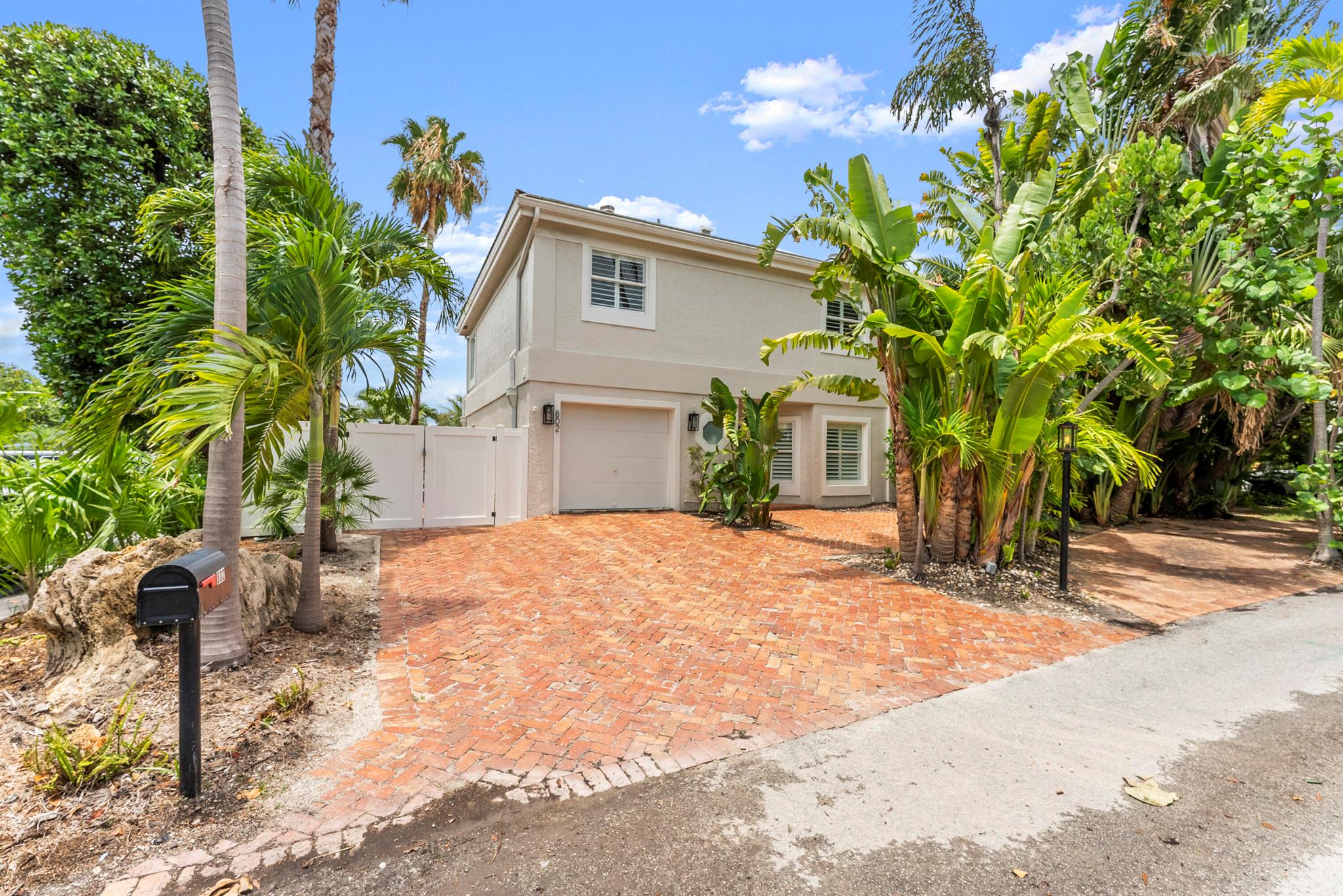 802 Andrews Avenue