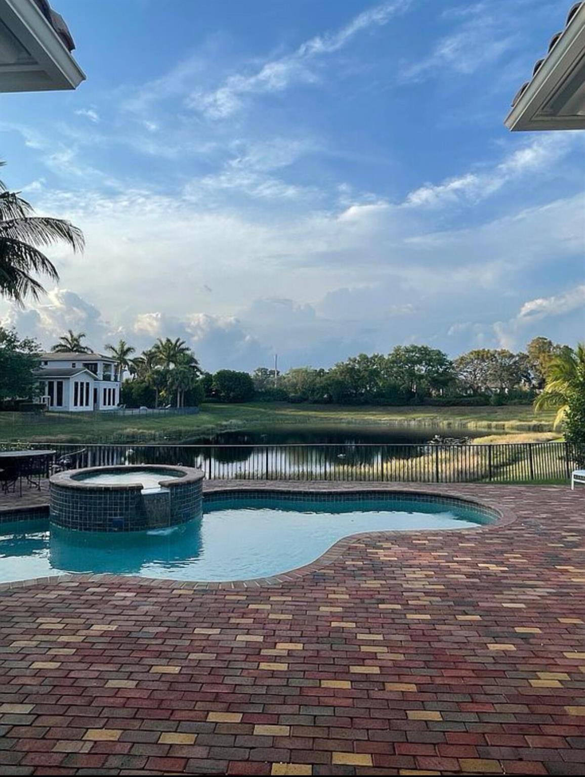9561 Eden Manor