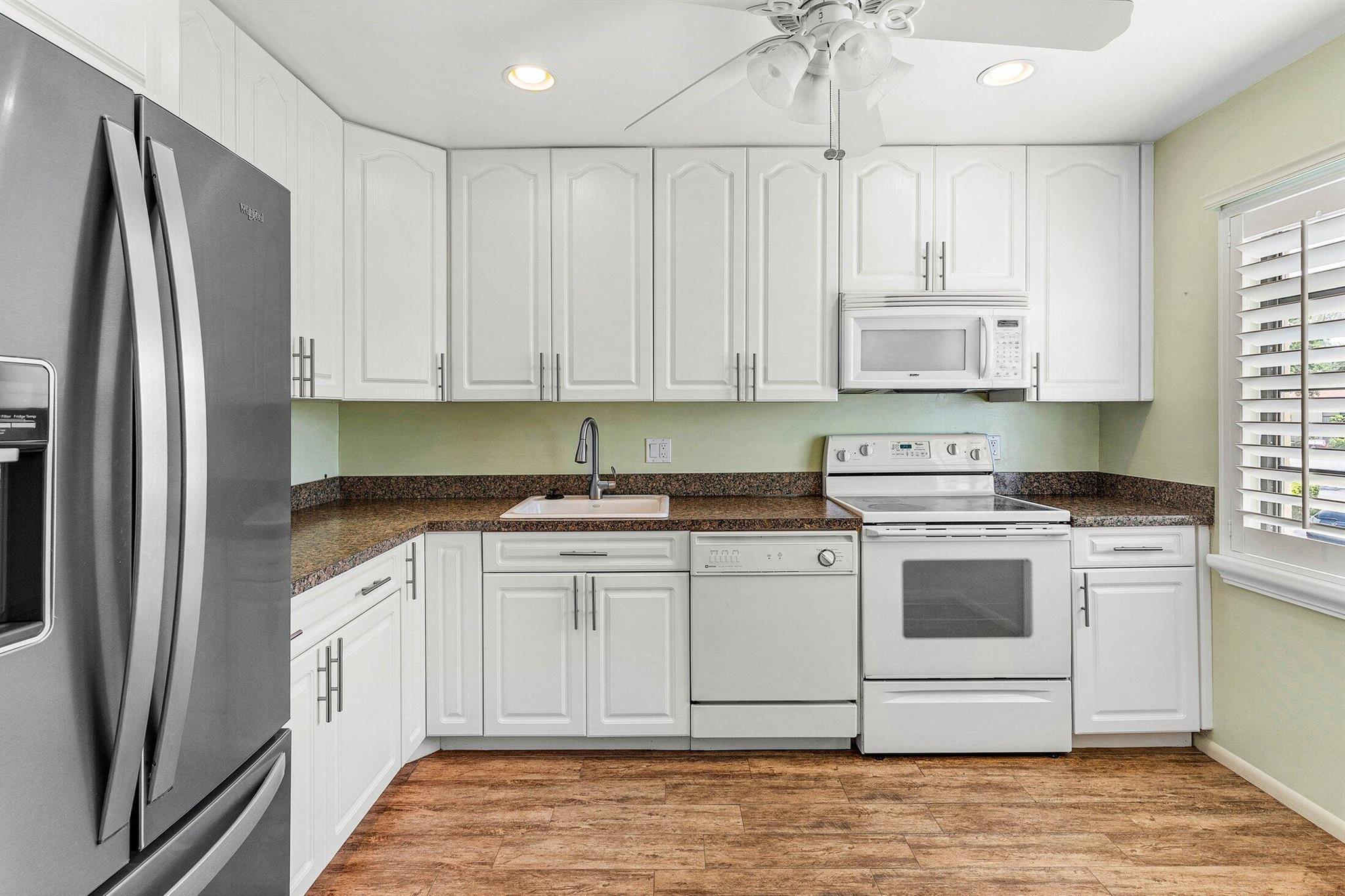 8315 Casa Del Lago 4d