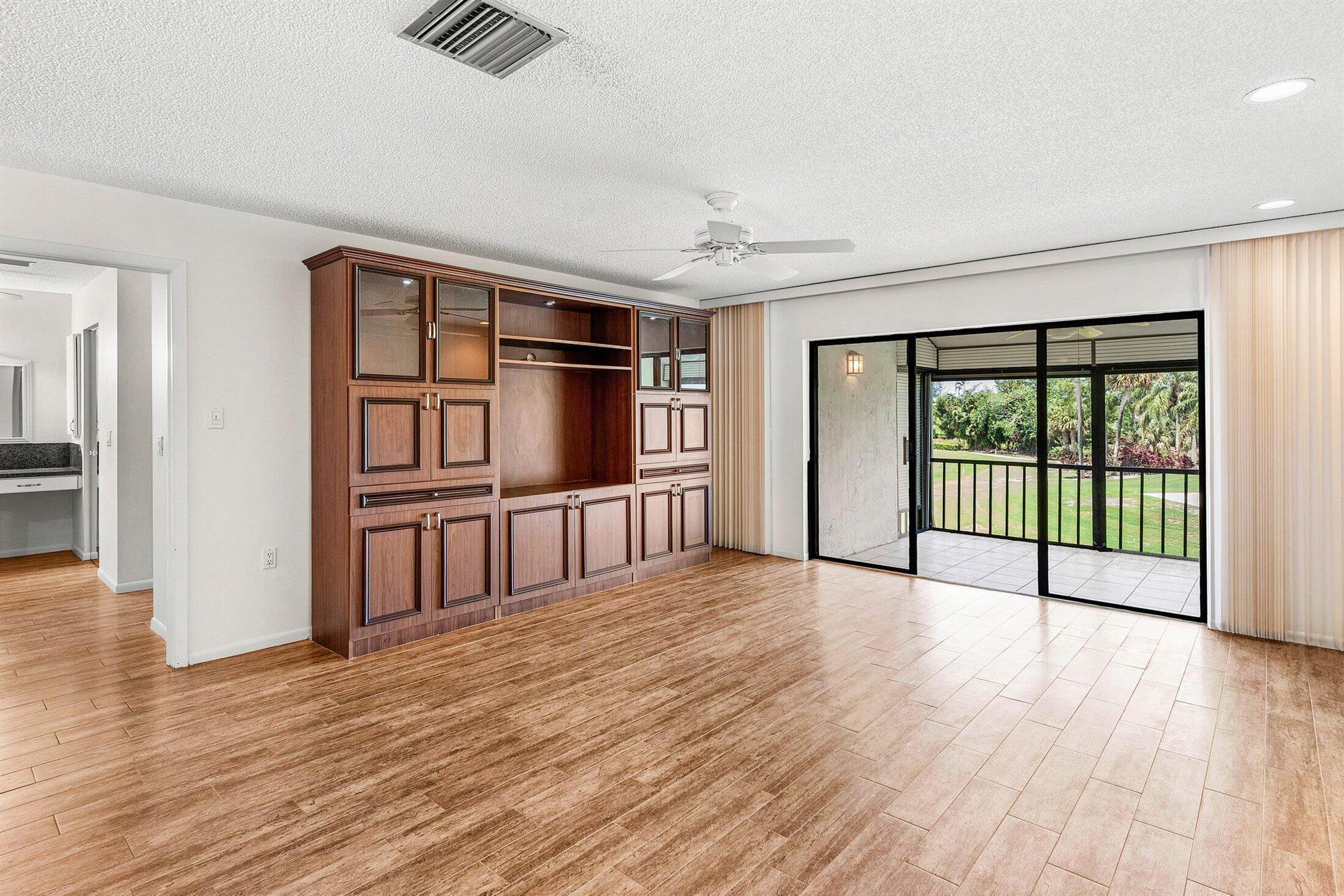 8315 Casa Del Lago 4d