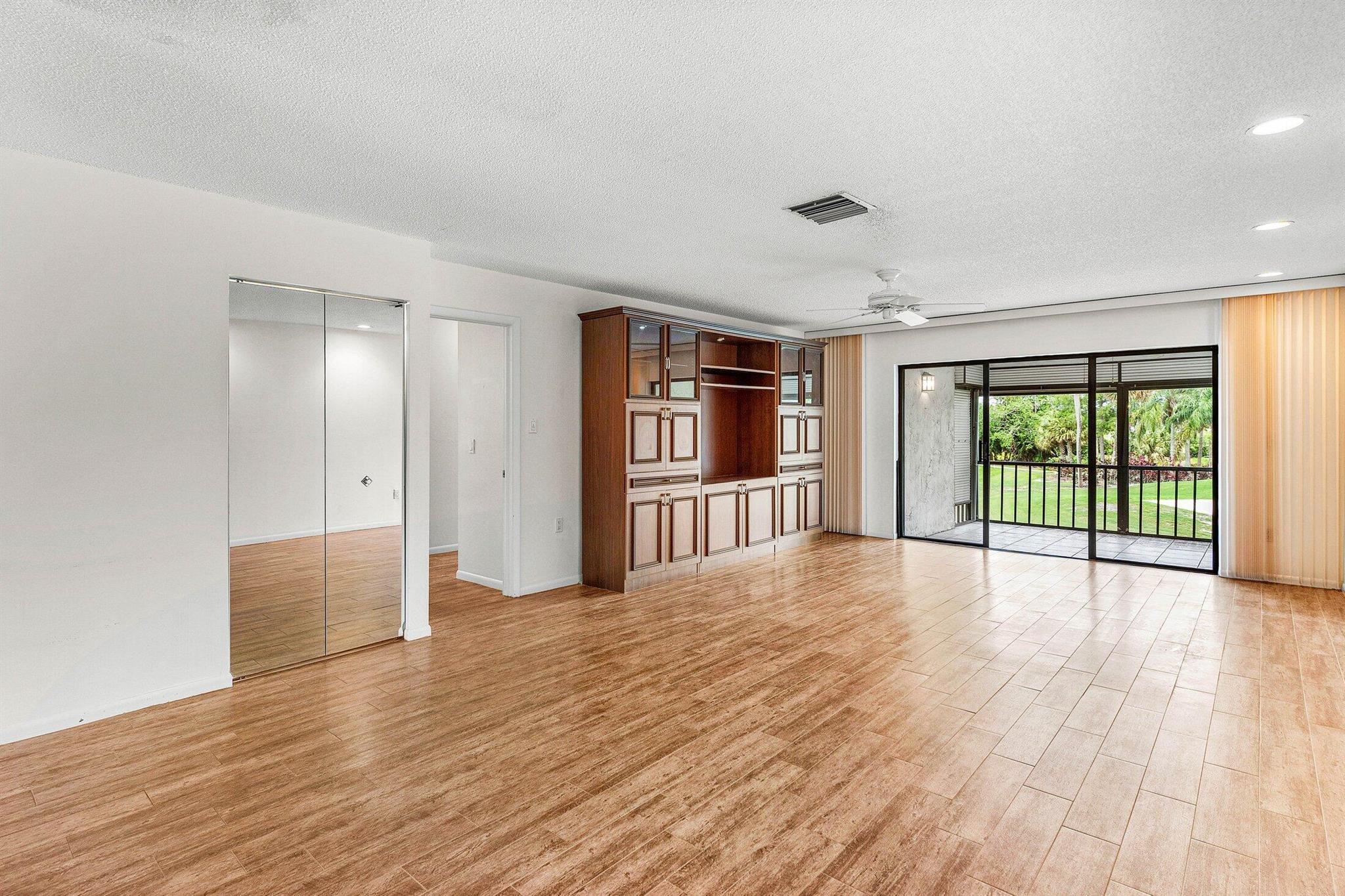 8315 Casa Del Lago 4d