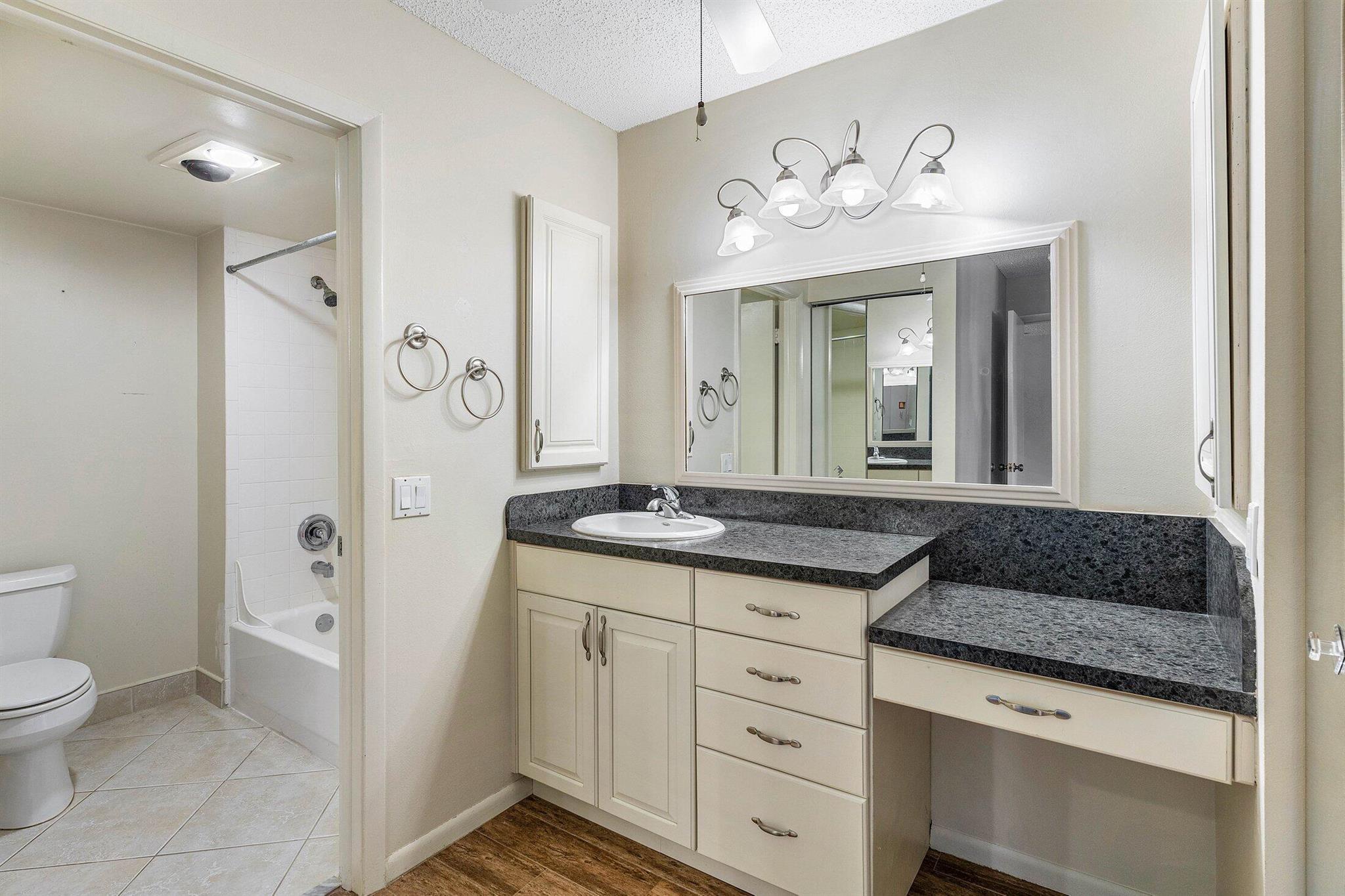 8315 Casa Del Lago 4d