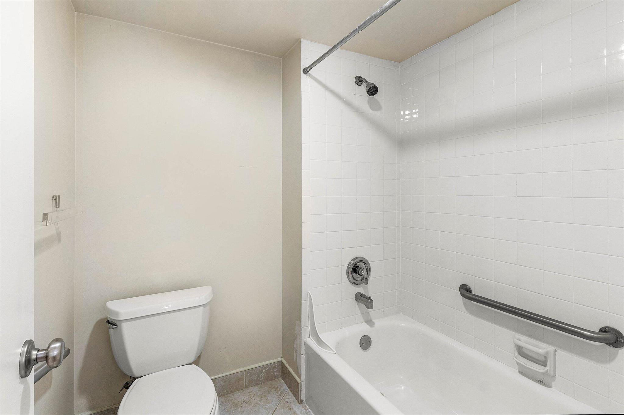 8315 Casa Del Lago 4d