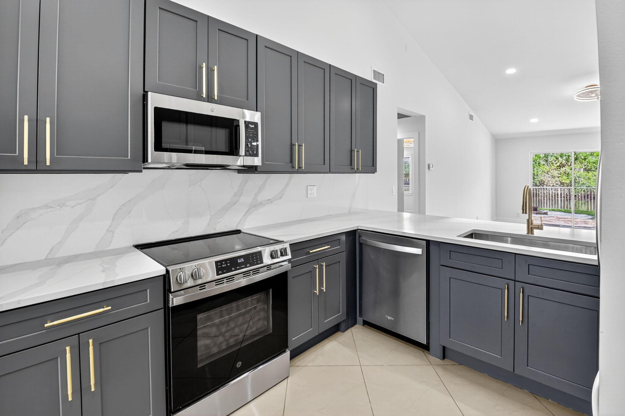 11086 Lakeaire Circle