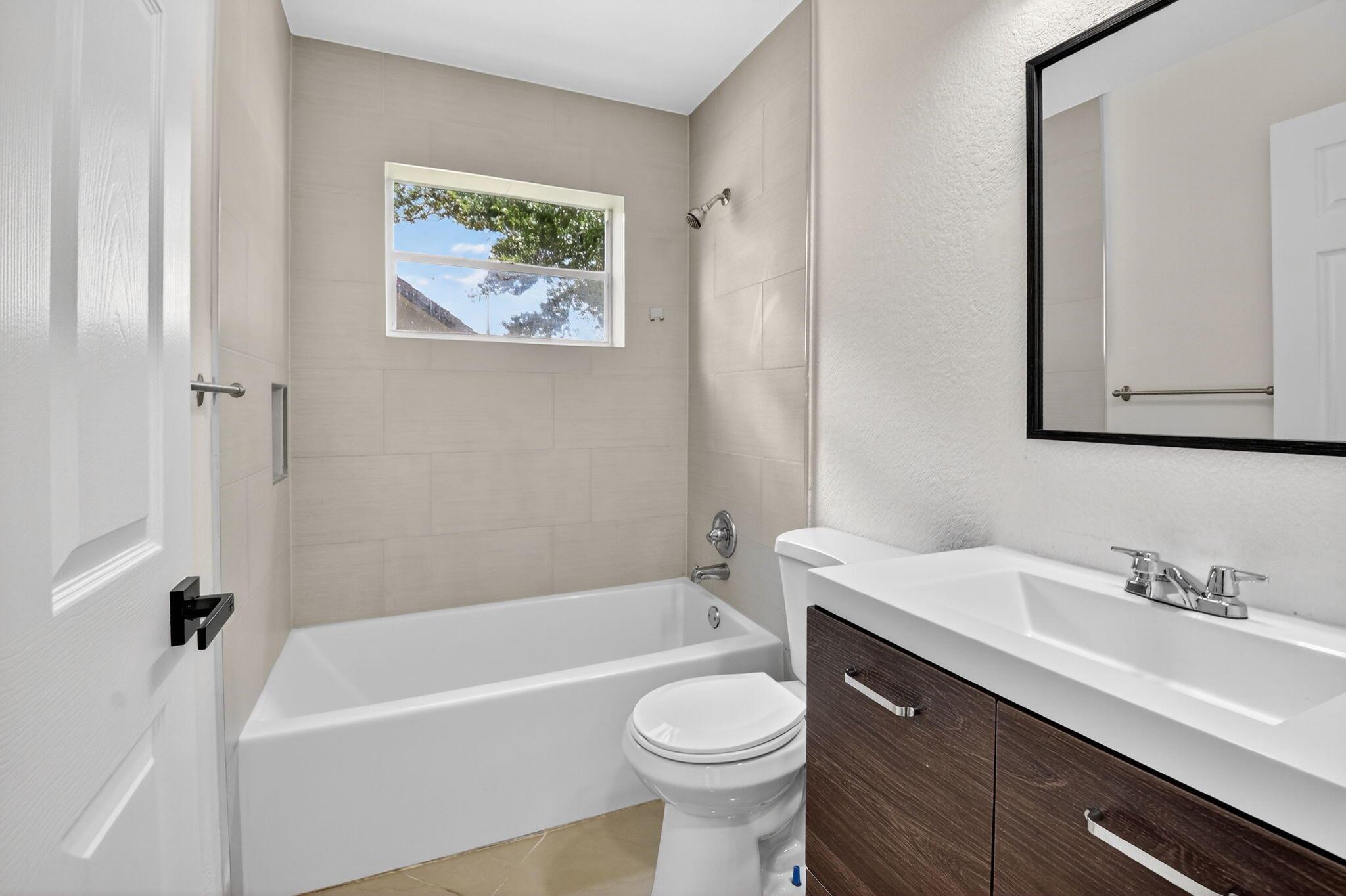 11086 Lakeaire Circle