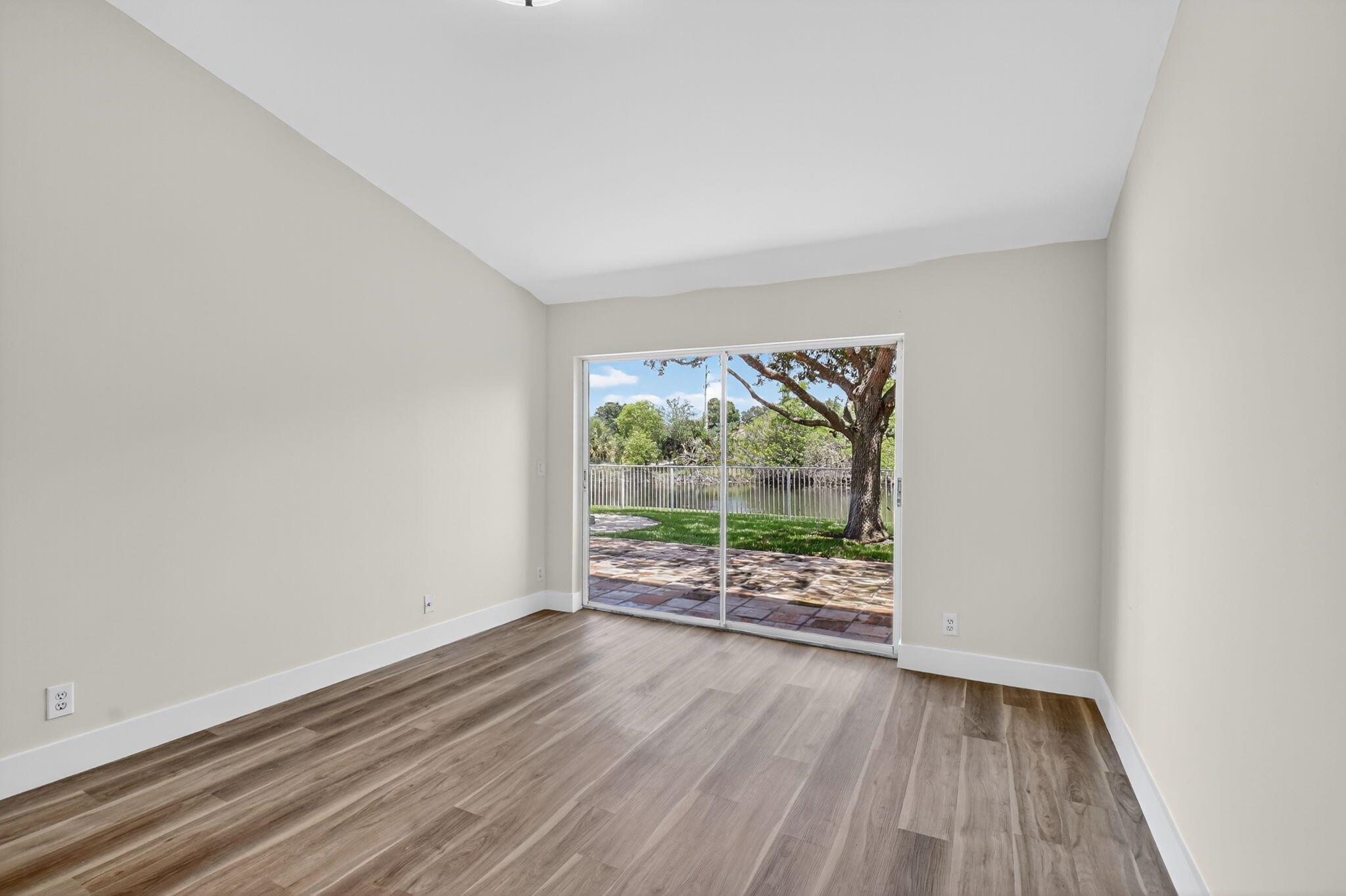 11086 Lakeaire Circle