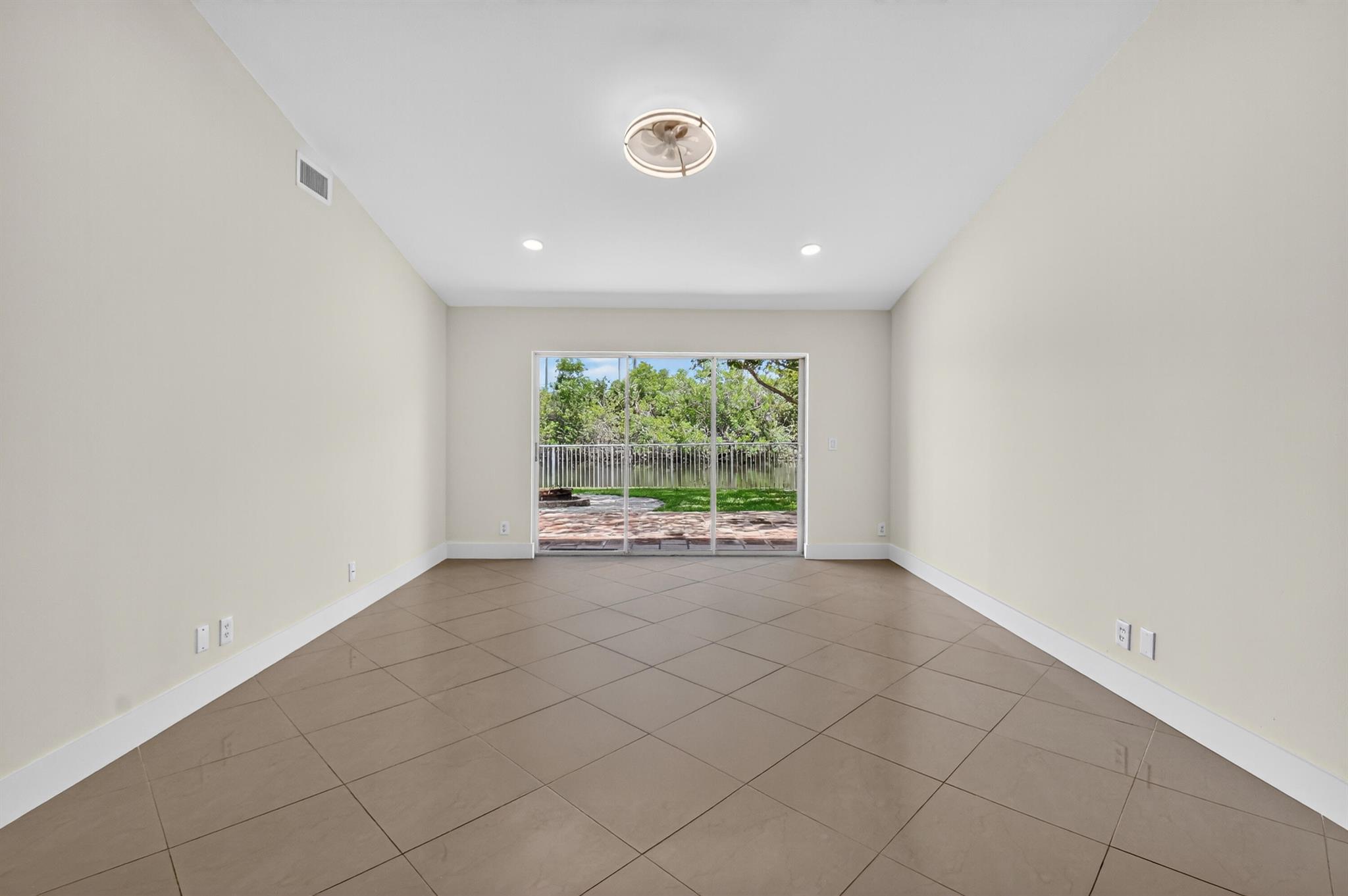 11086 Lakeaire Circle