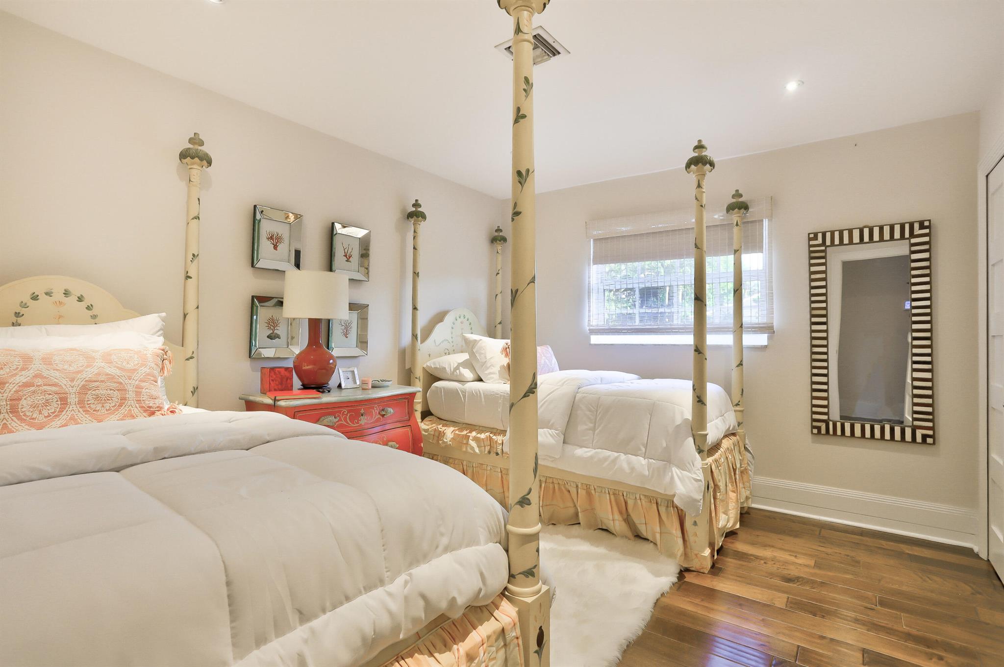 835 Canary Walk