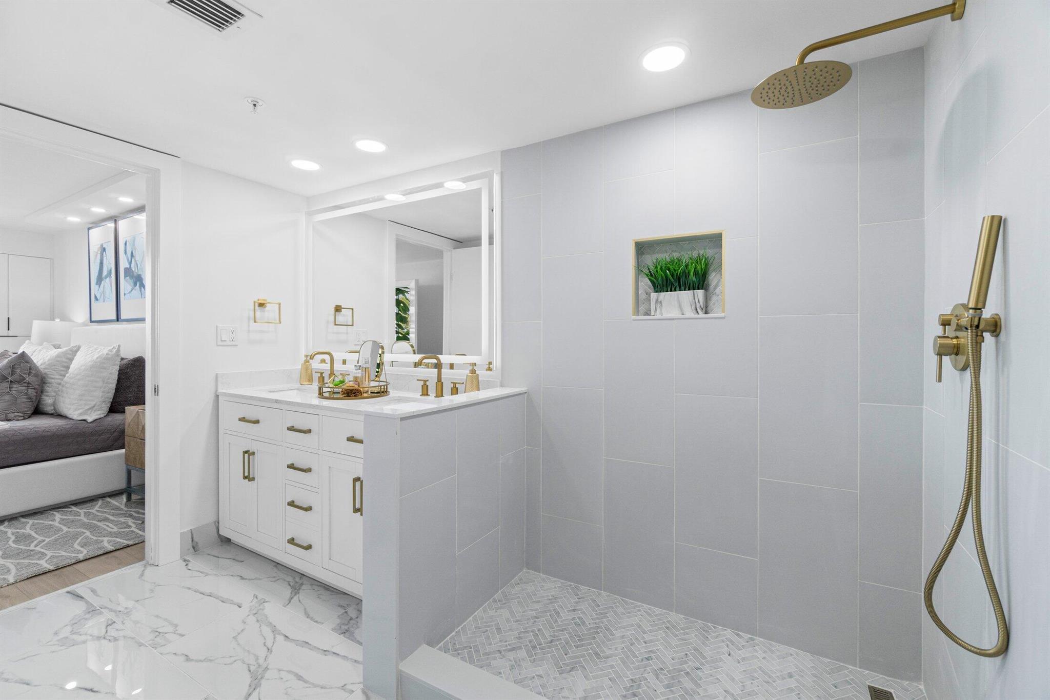 7819 Lakeside Blvd. 886