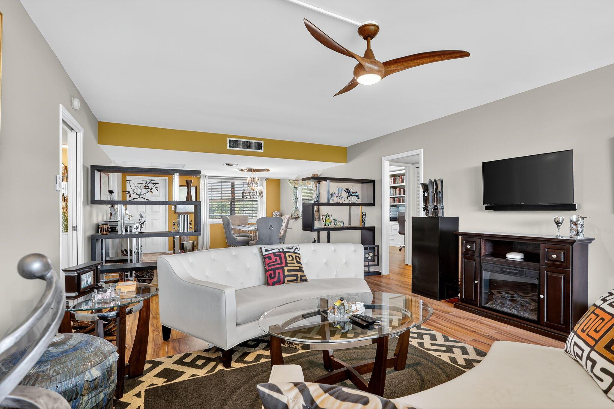 3960 Oaks Clubhouse Drive 504