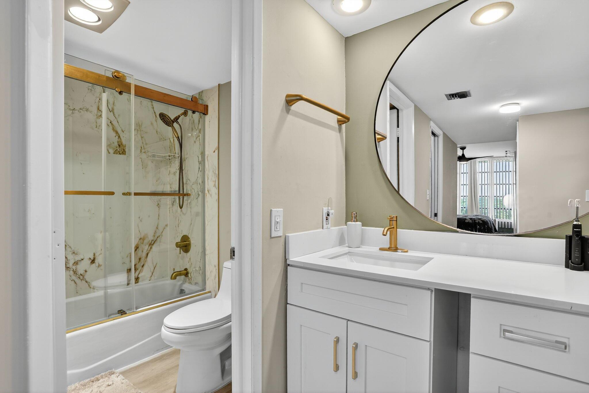 3960 Oaks Clubhouse Drive 504