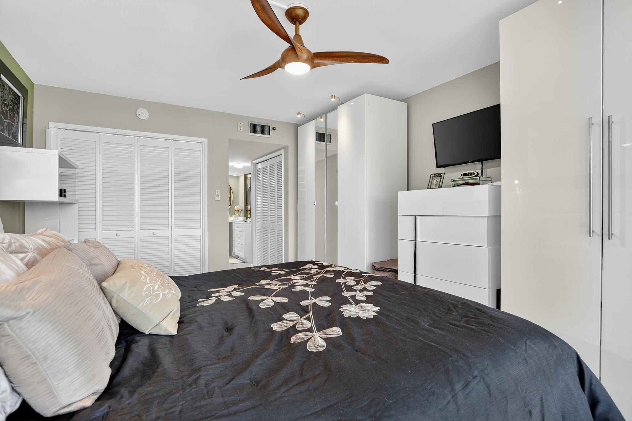 3960 Oaks Clubhouse Drive 504