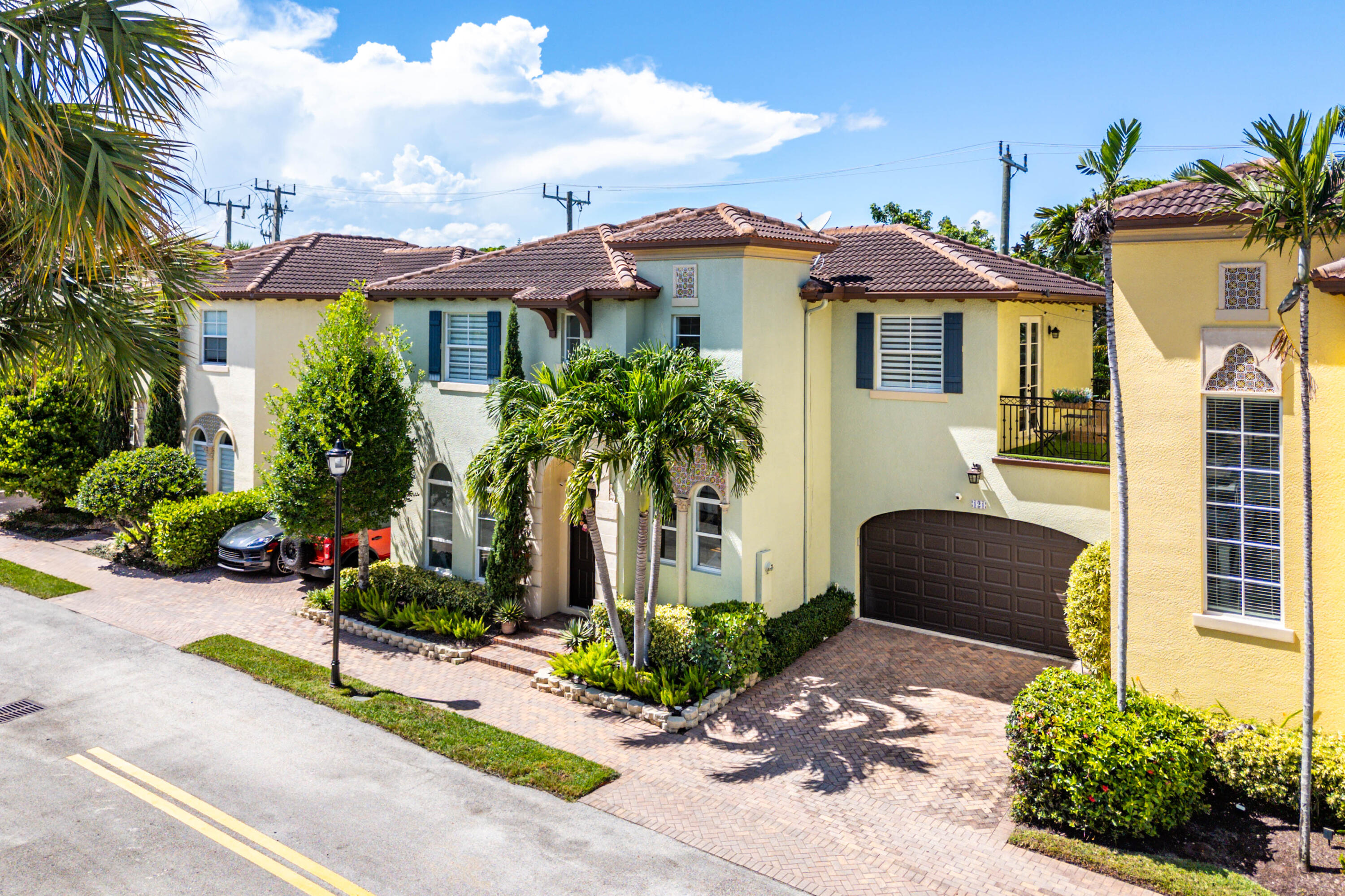 121 Via Poinciana Lane