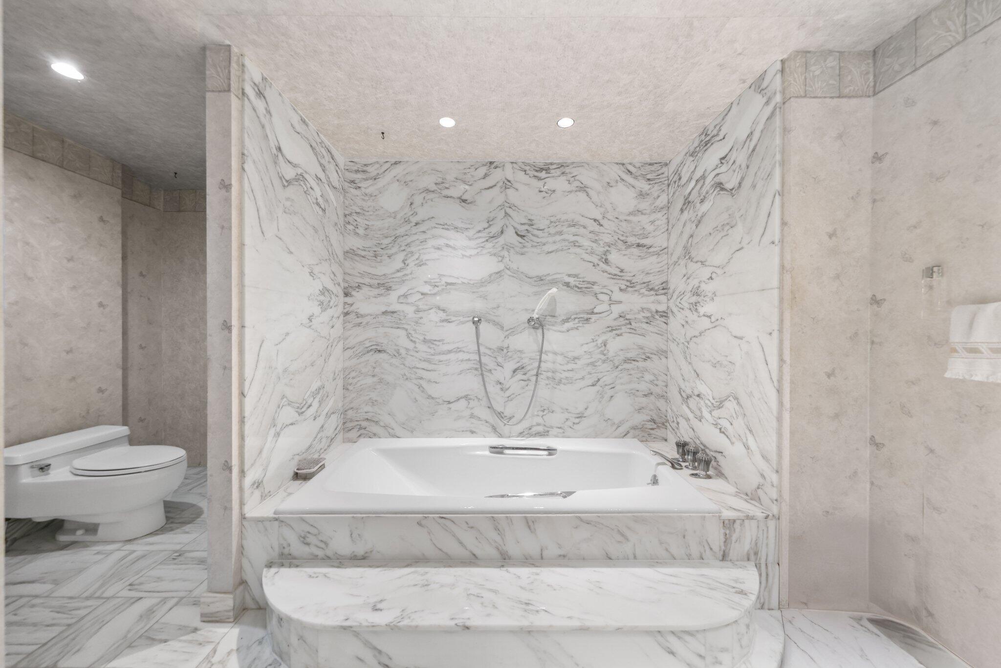 5500 Collins Avenue 1401