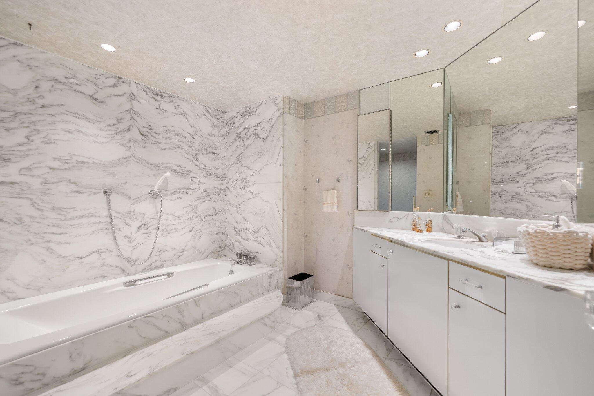 5500 Collins Avenue 1401