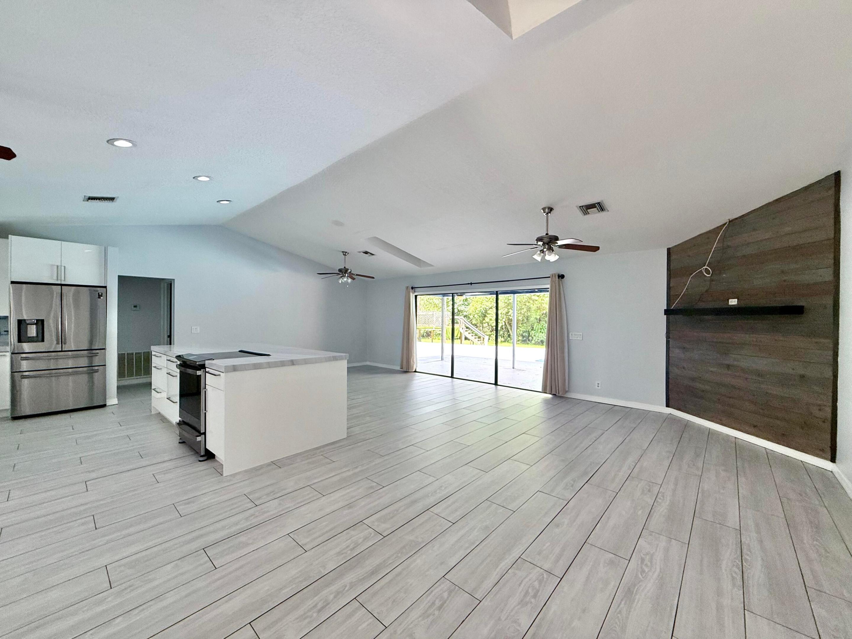 15684 86th Way N