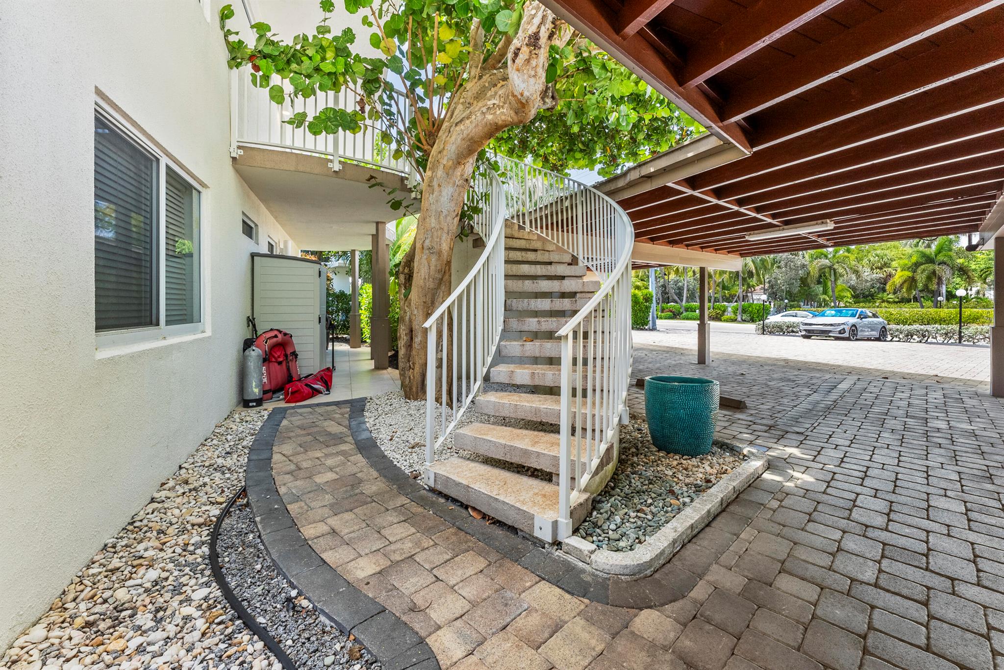 1203 Hillsboro Mile P3