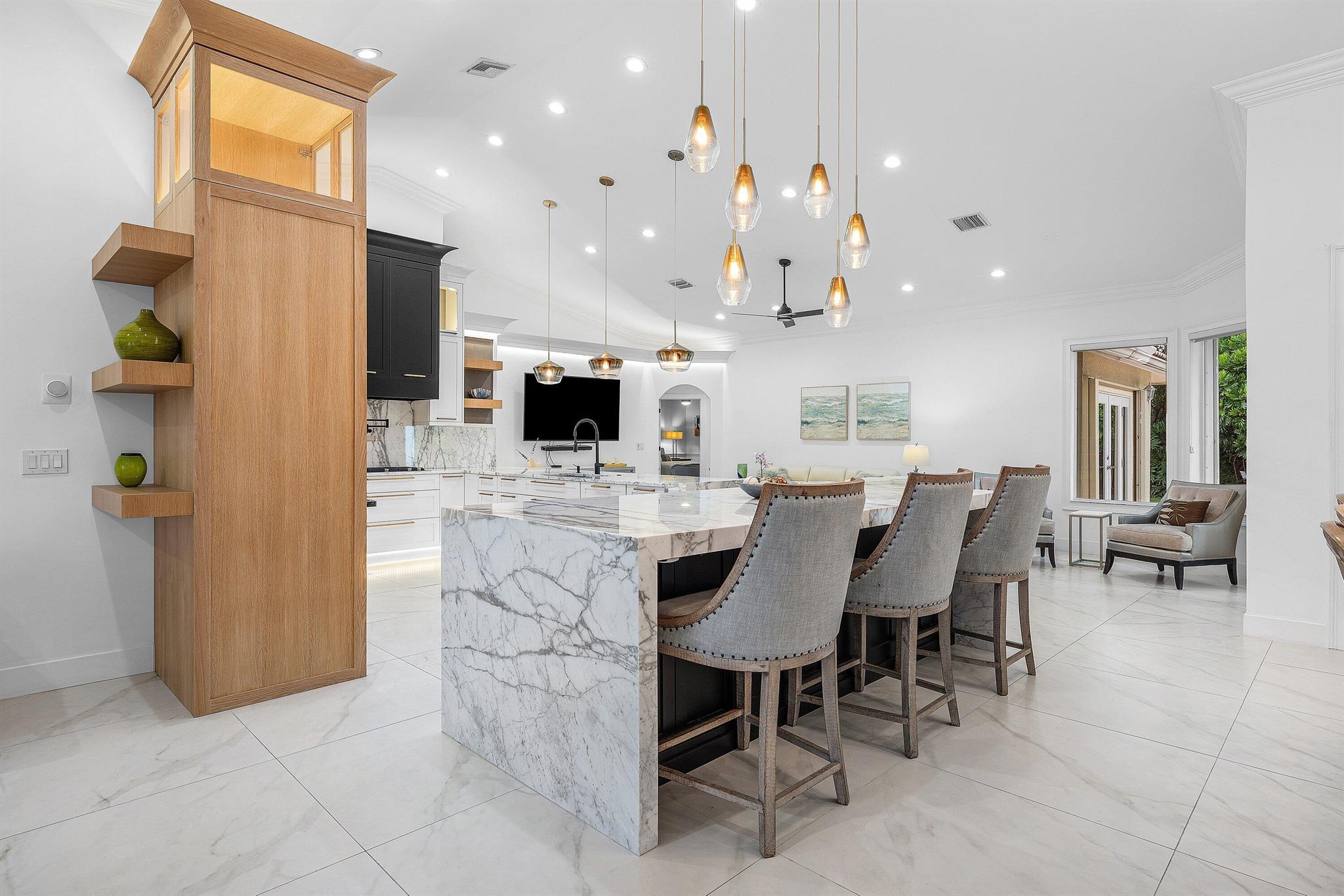 589 N Country Club Drive