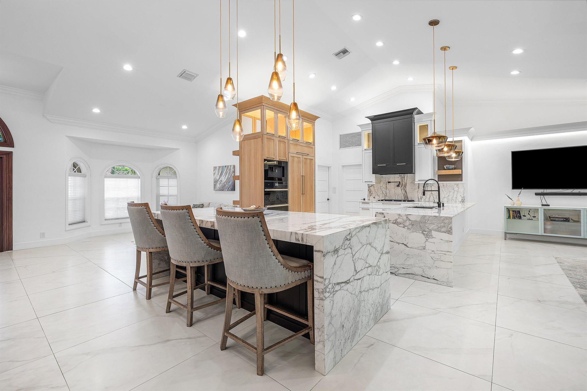 589 N Country Club Drive