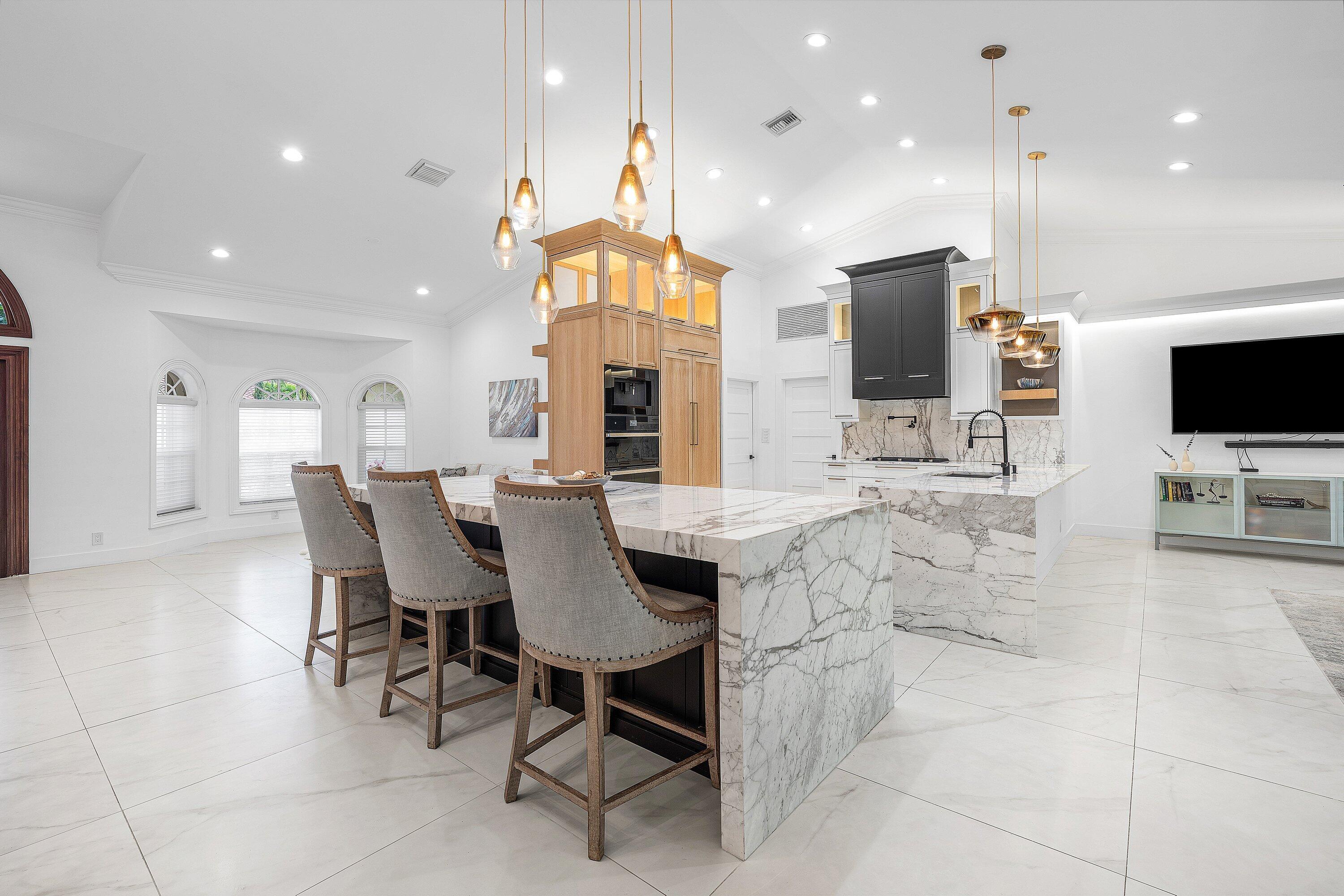 589 N Country Club Drive