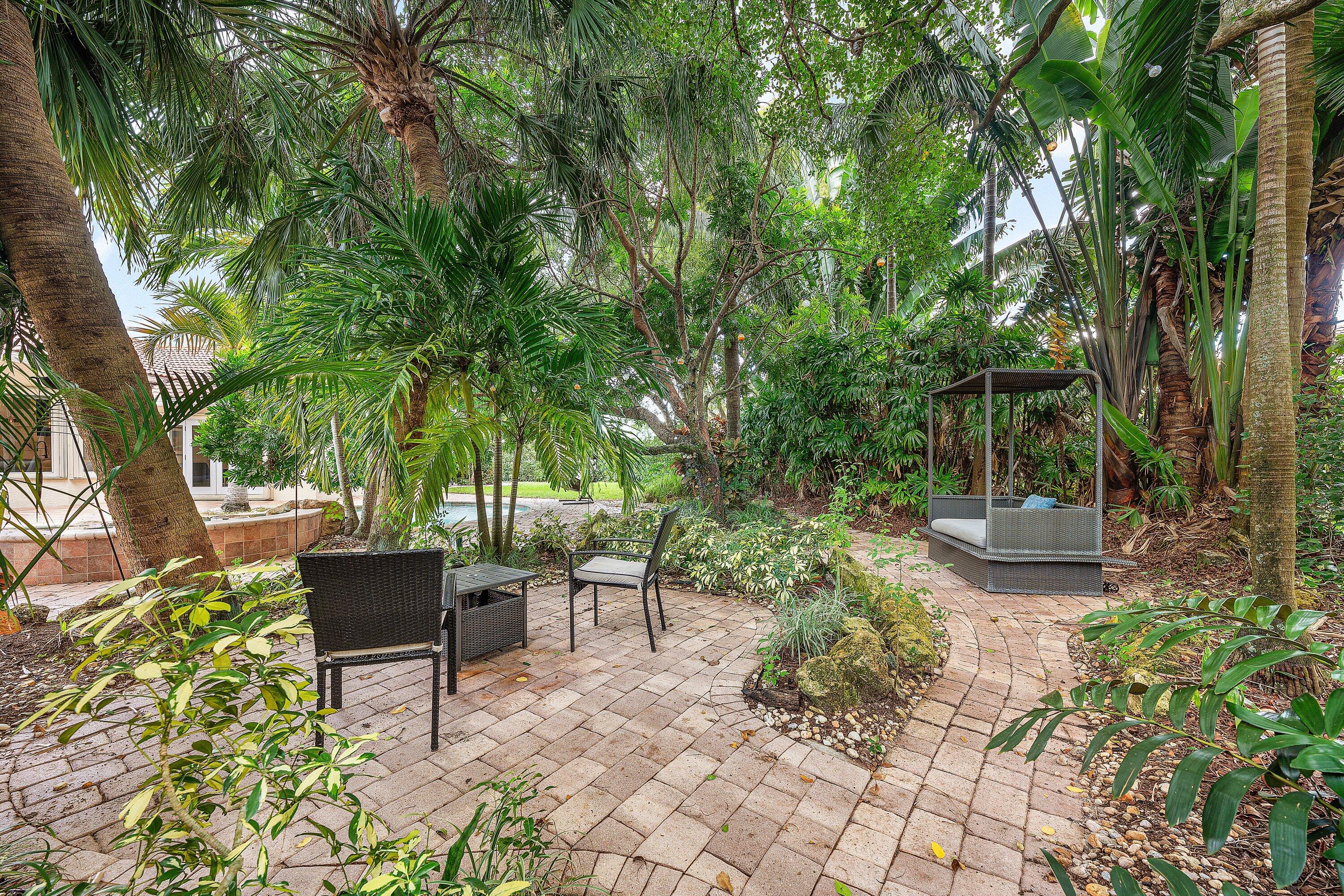 589 N Country Club Drive