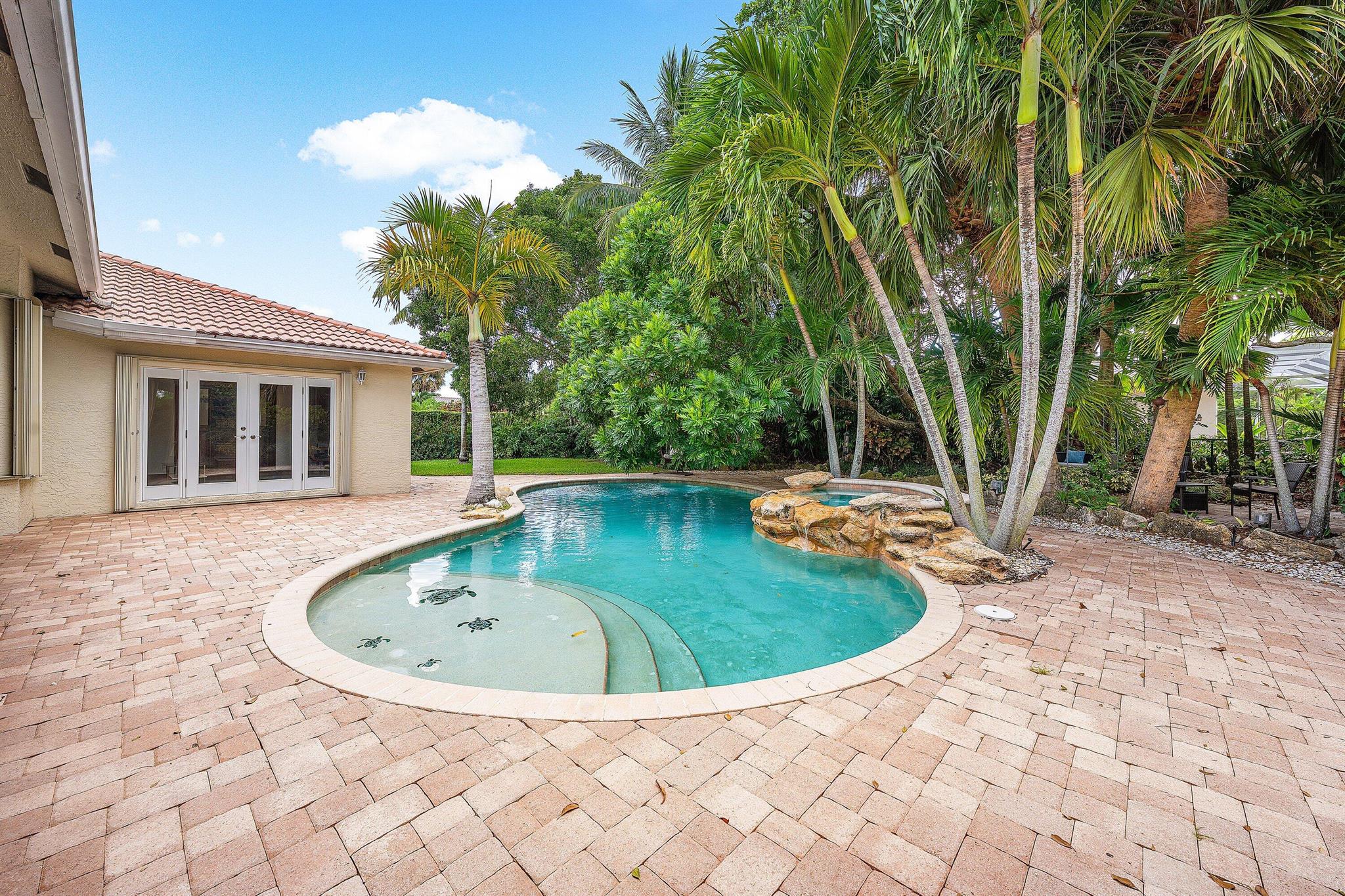 589 N Country Club Drive