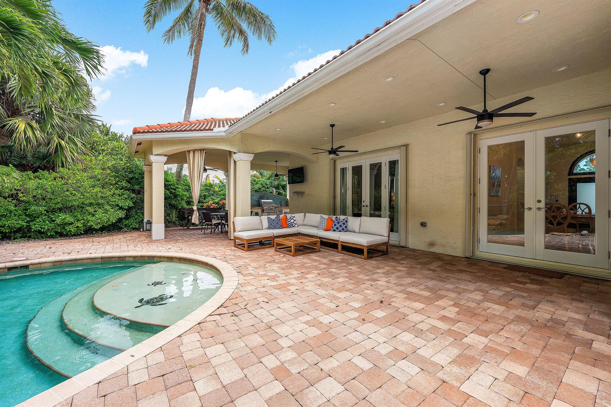 589 N Country Club Drive