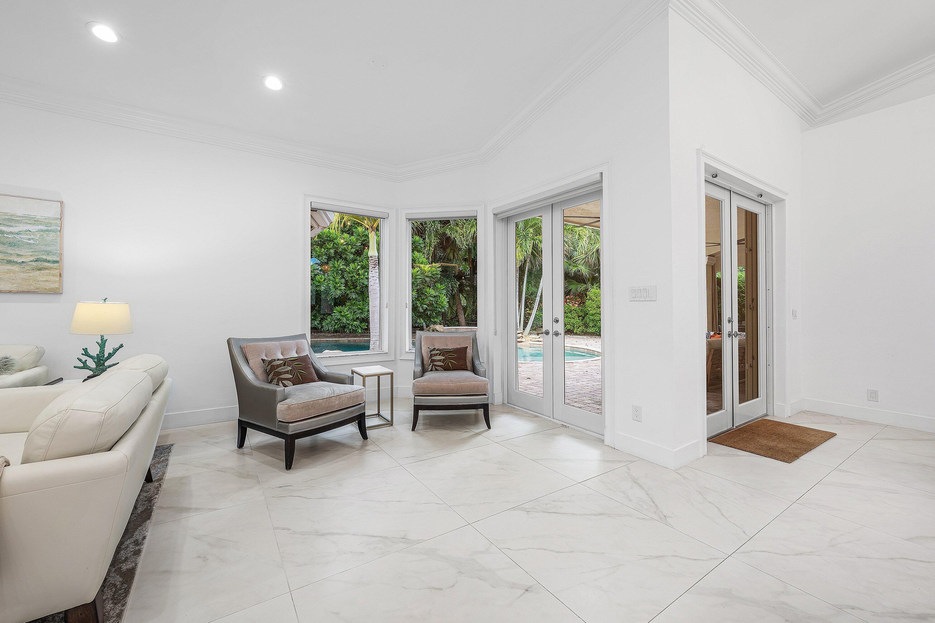 589 N Country Club Drive