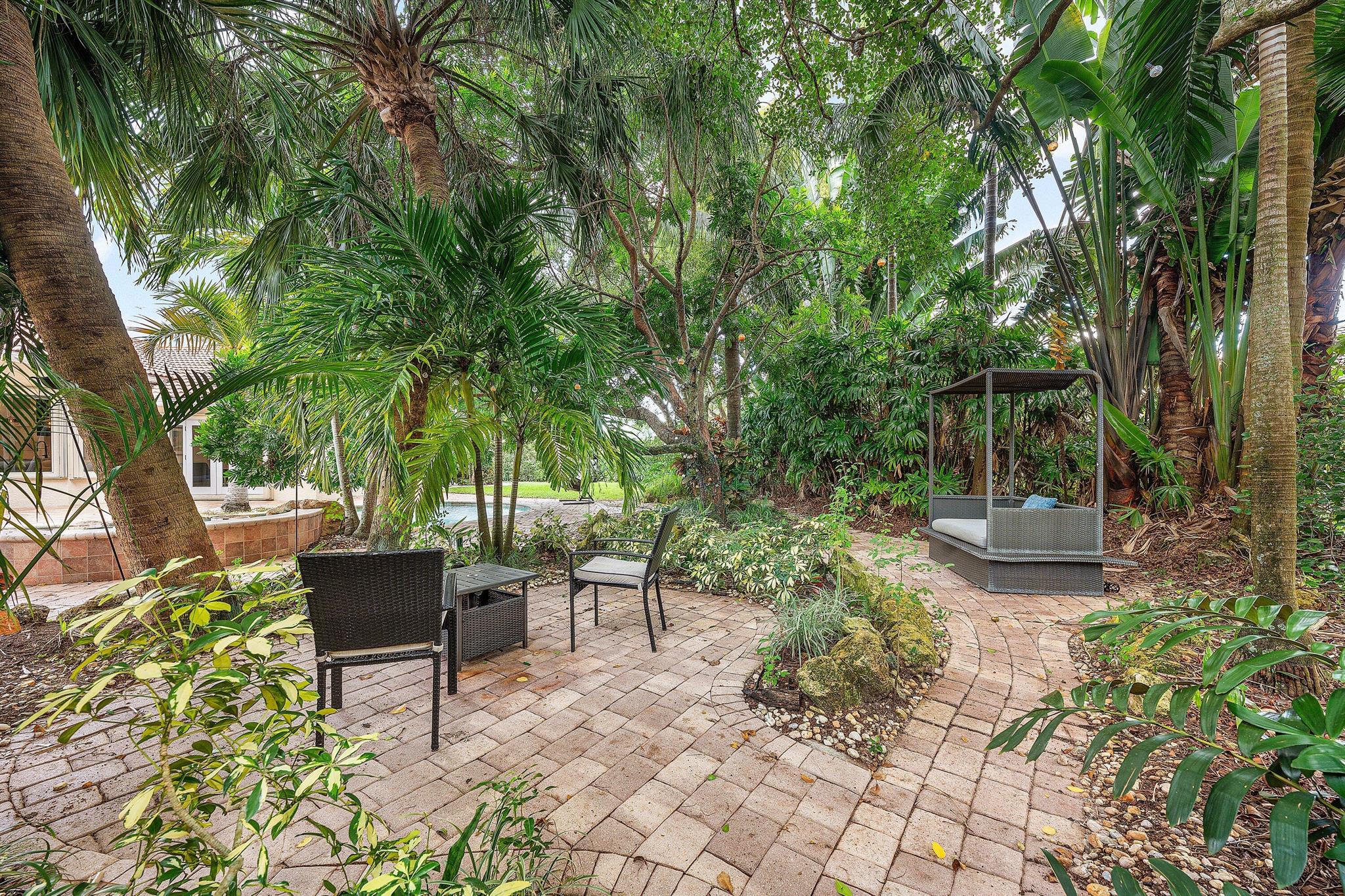 589 N Country Club Drive