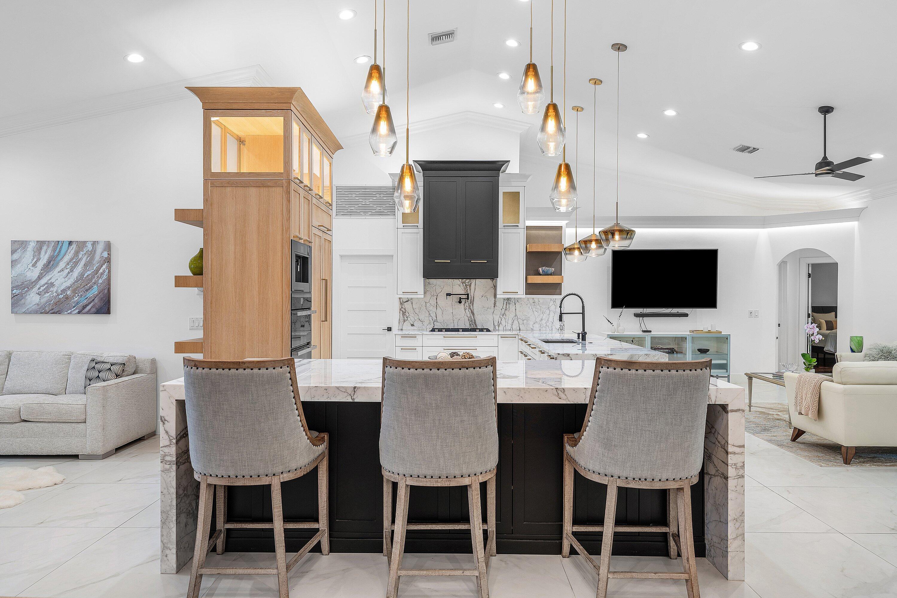 589 N Country Club Drive