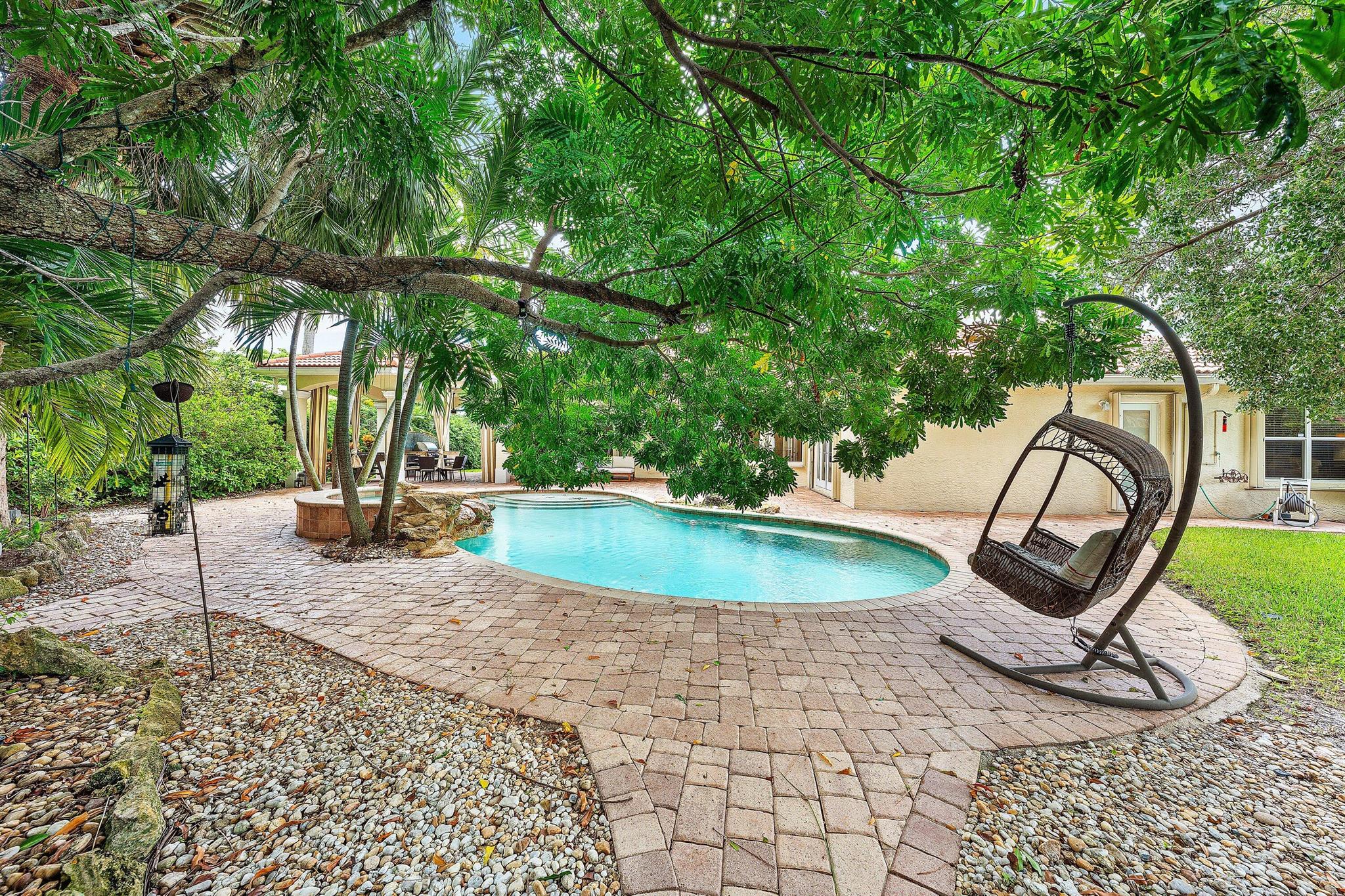 589 N Country Club Drive