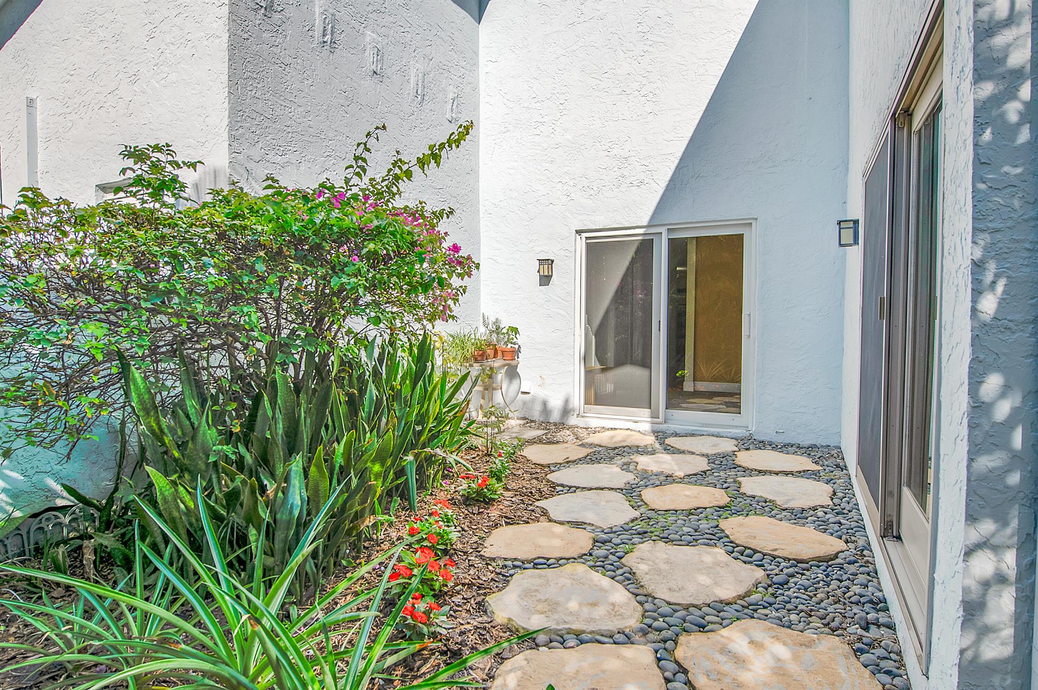 2932 Banyan Boulevard Circle NW