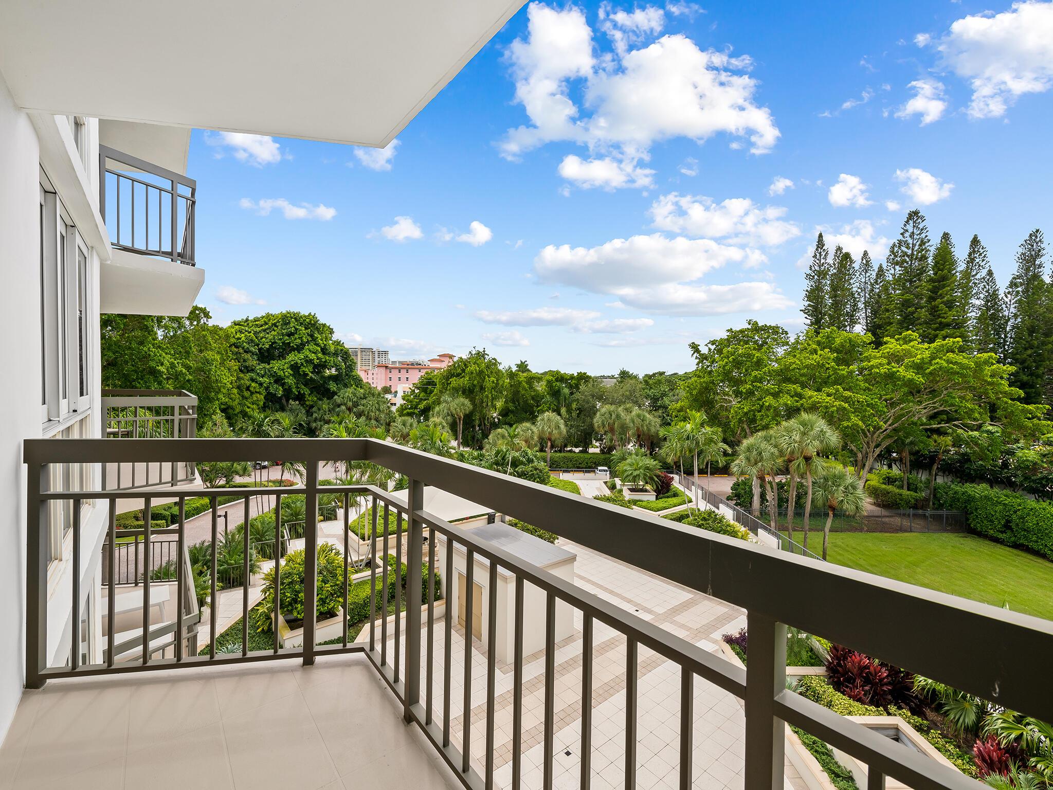 901 E Camino Real Drive 4d