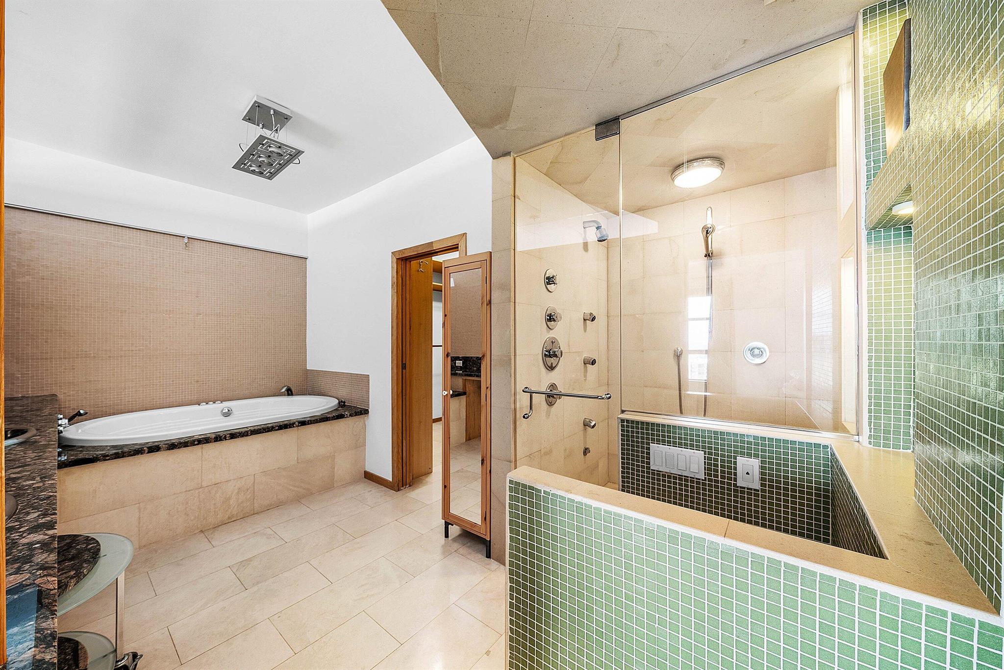 3500 Mystic Pointe Drive Ph4