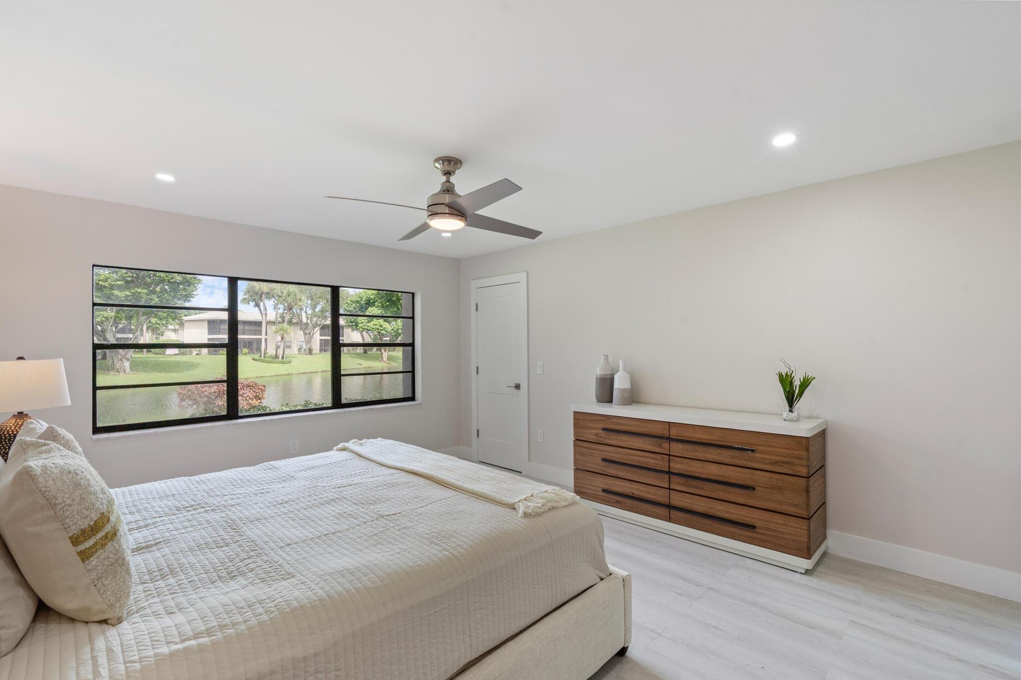 48 Stratford Lane W C