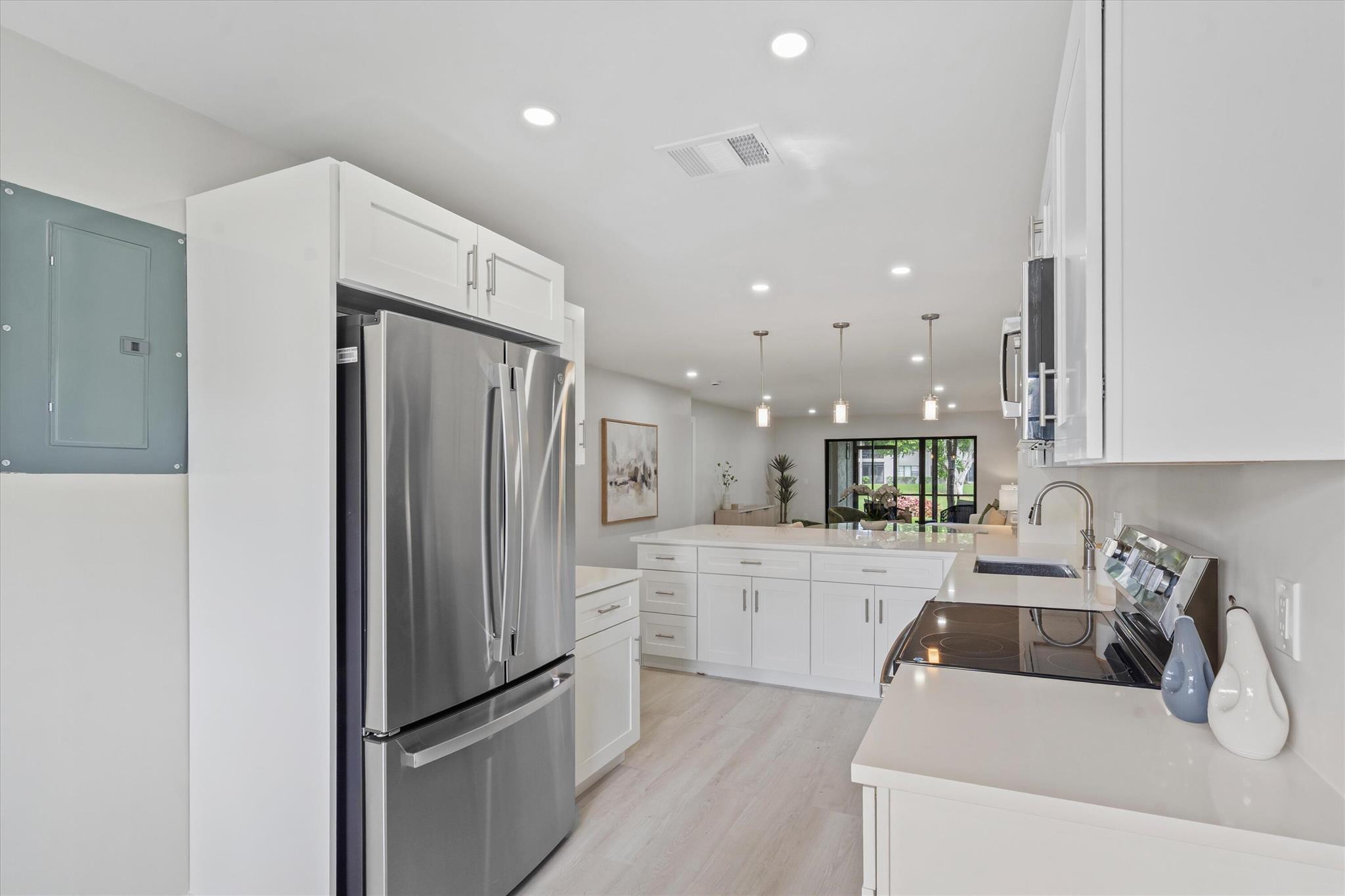 48 Stratford Lane W C