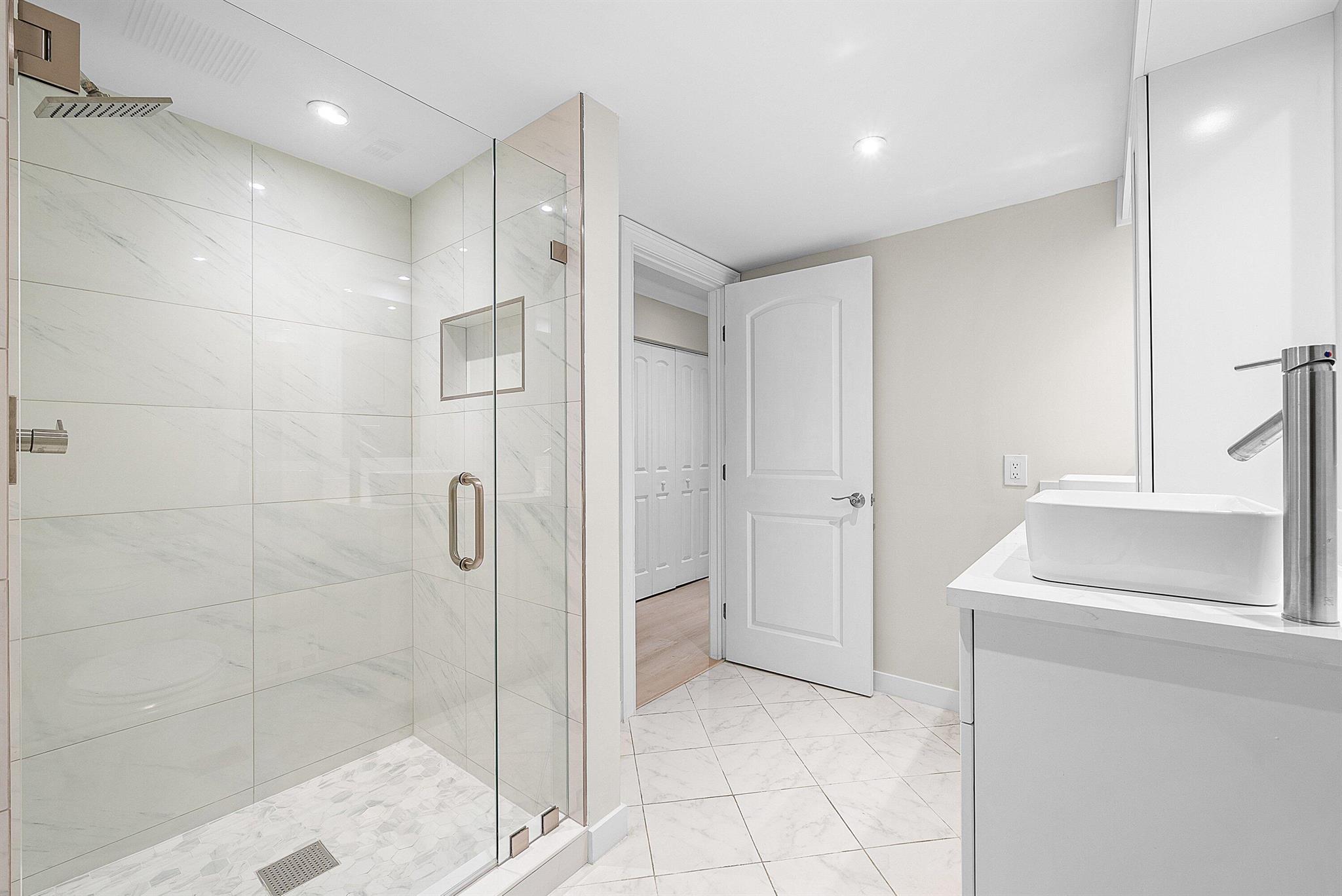 18 Stratford Drive E F