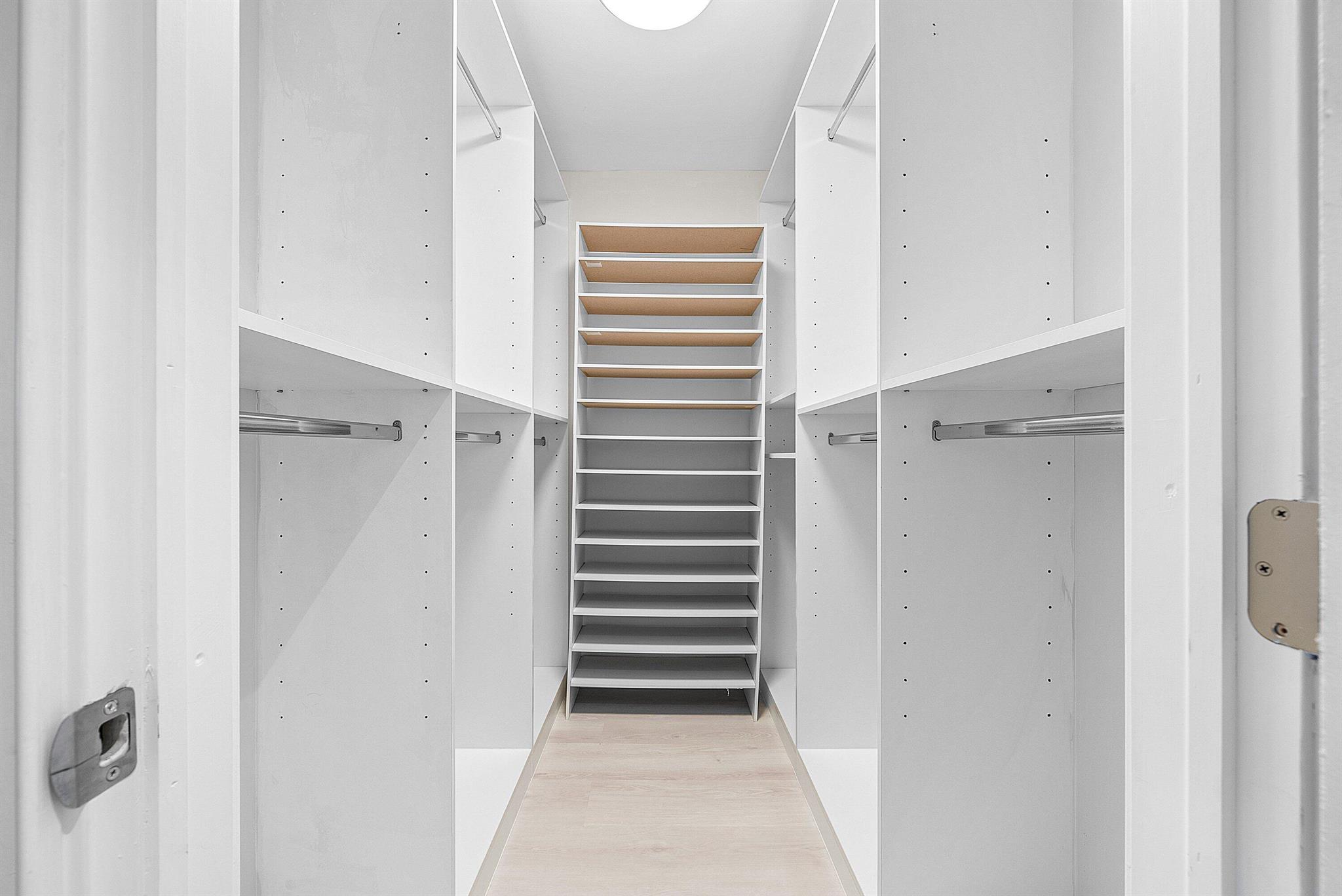 18 Stratford Drive E F