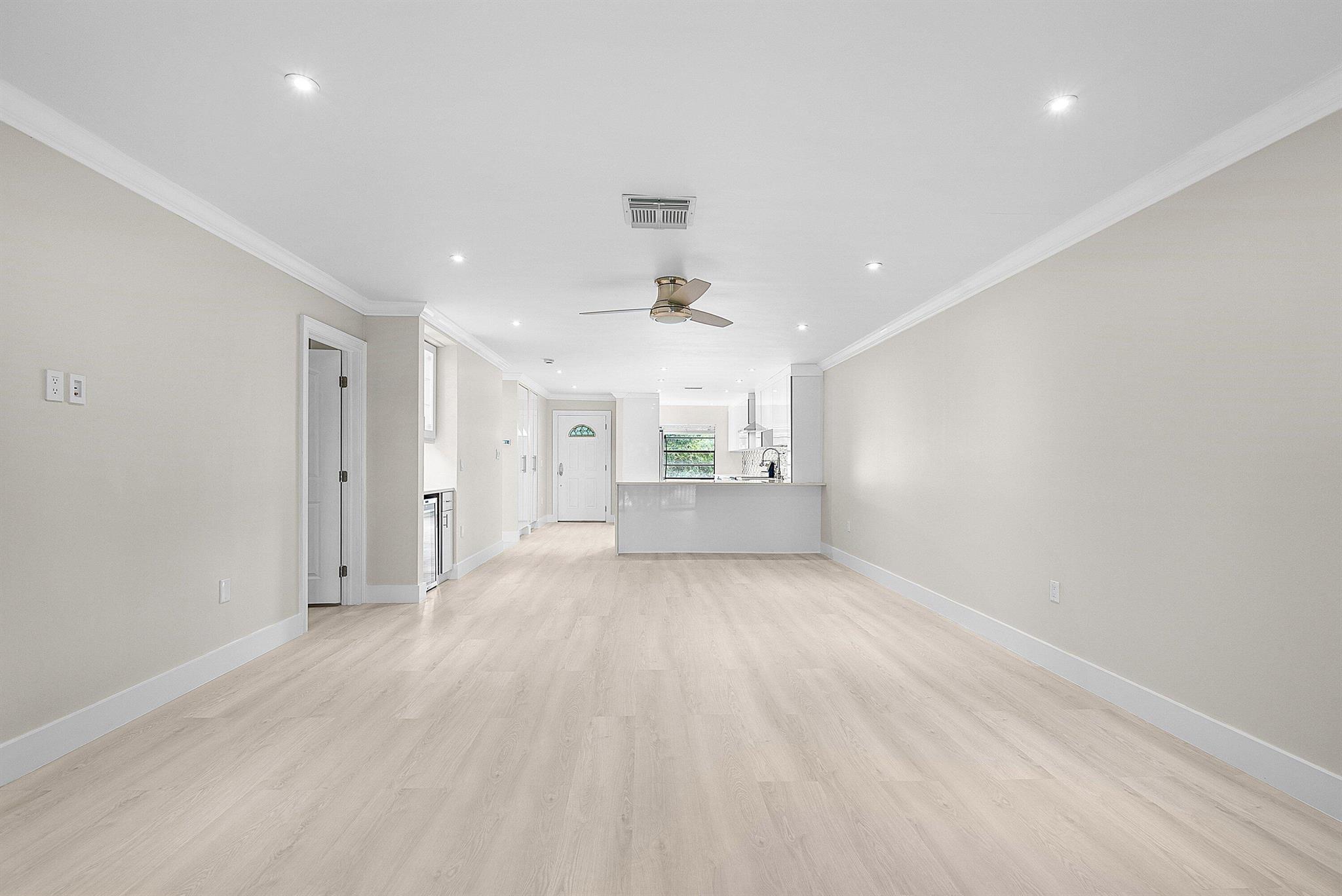 18 Stratford Drive E F