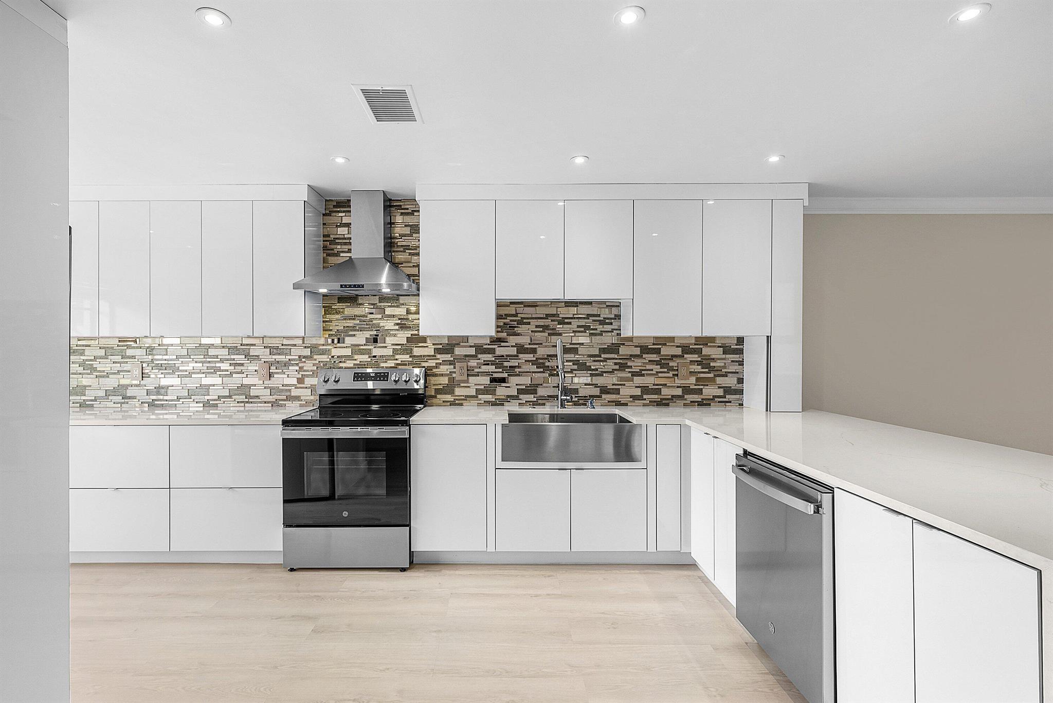 18 Stratford Drive E F